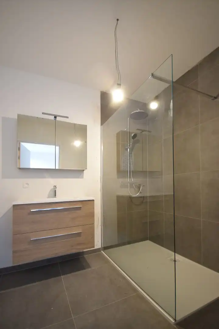INSTAPKLAAR EEN SLAAPKAMER APPARTEMENT MET PARKEERPLAATS EN BERGING foto 9