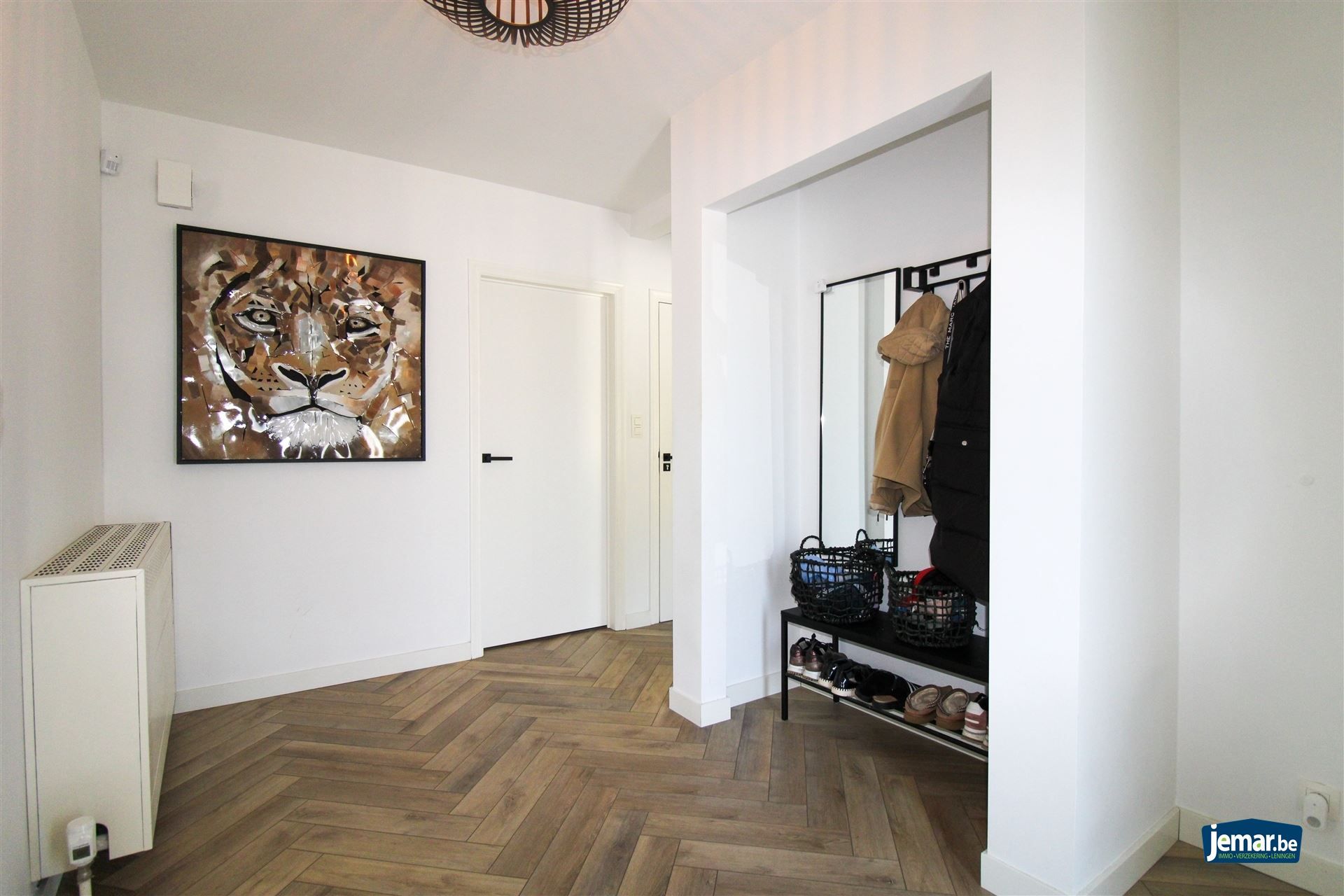 Instapklare gezinswoning met 5 slaapkamers gelegen op ruim perceel met verwarmd zwembad op ideale locatie te Maasmechelen! foto 9
