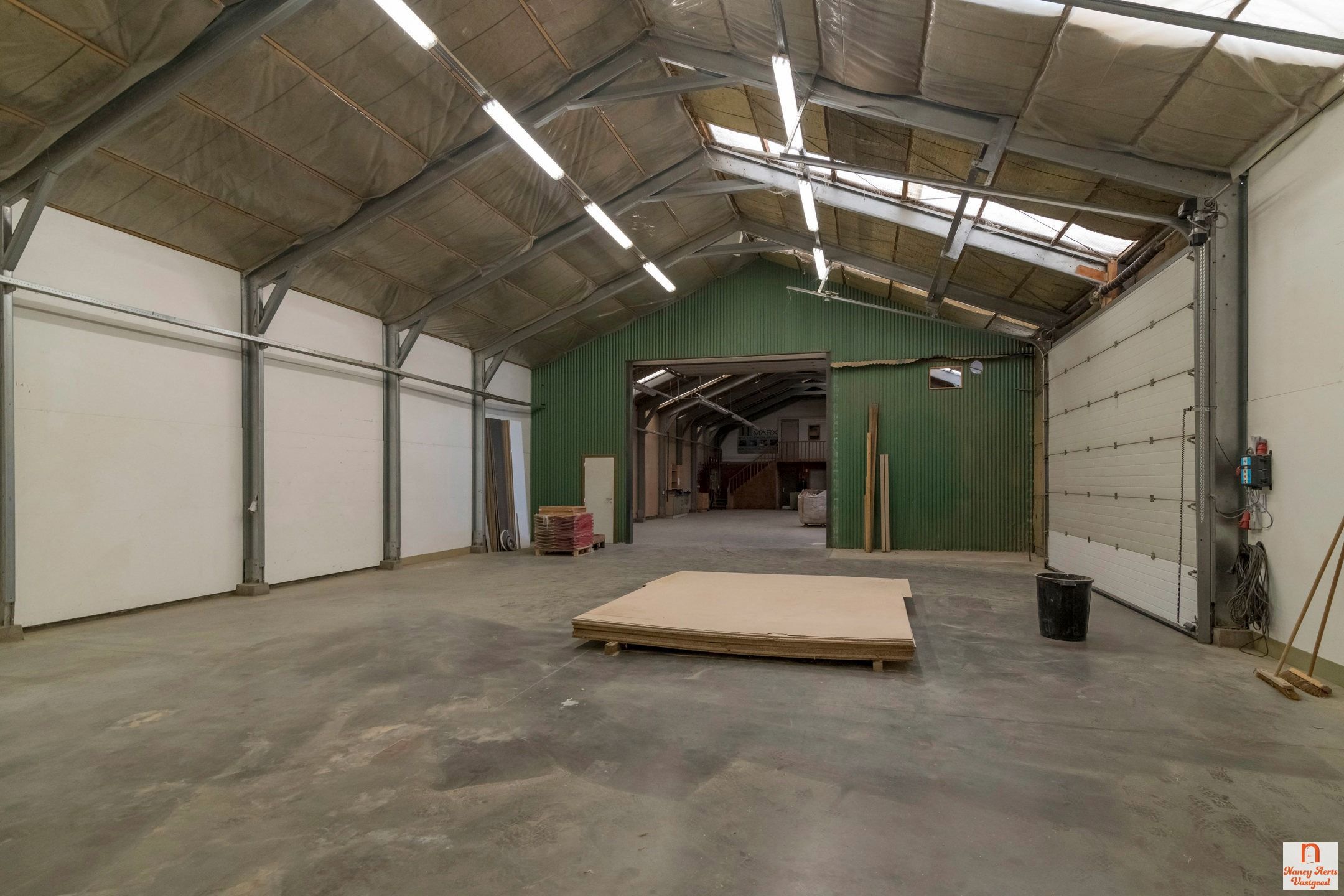 Magazijn van 550m² op industrie - optie huur conciërgewoning foto {{pictureIndex}}