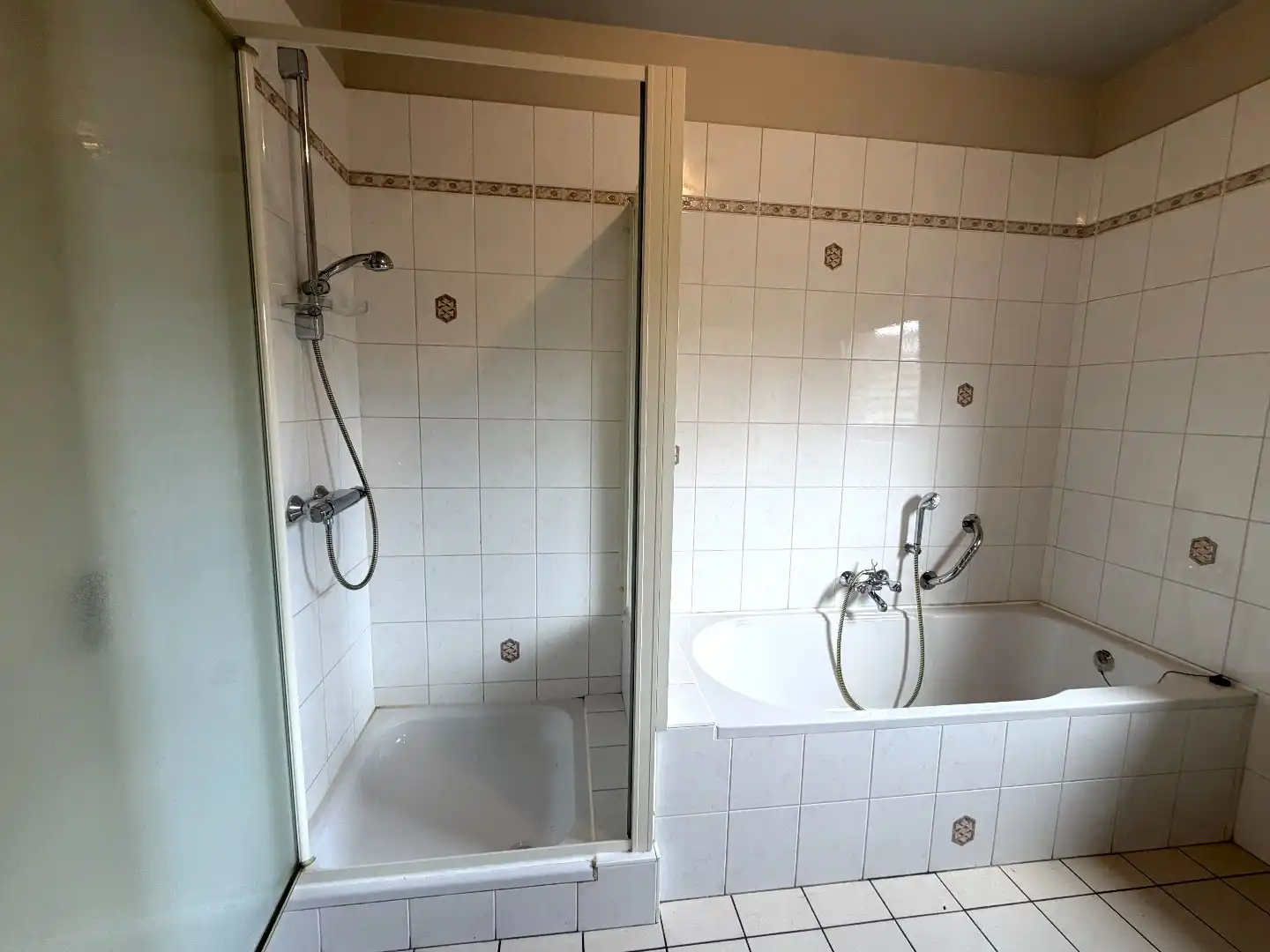 Instapklare open bebouwing met gelijkvloerse slaap- en badkamer en drie slaapkamers op verdiep. foto 13