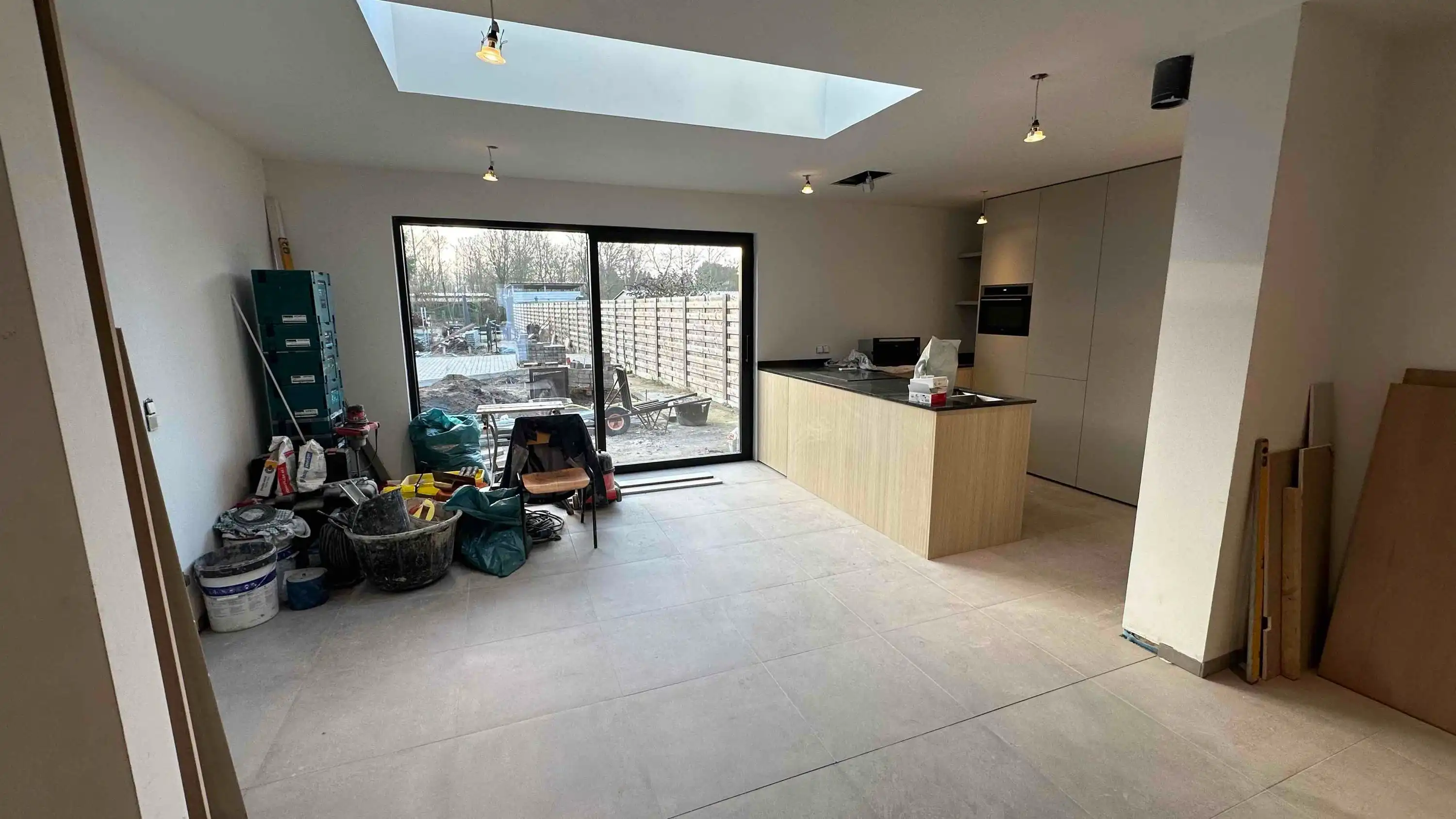 Nieuwbouwwoning met 2 slaapkamers en terras. foto 2