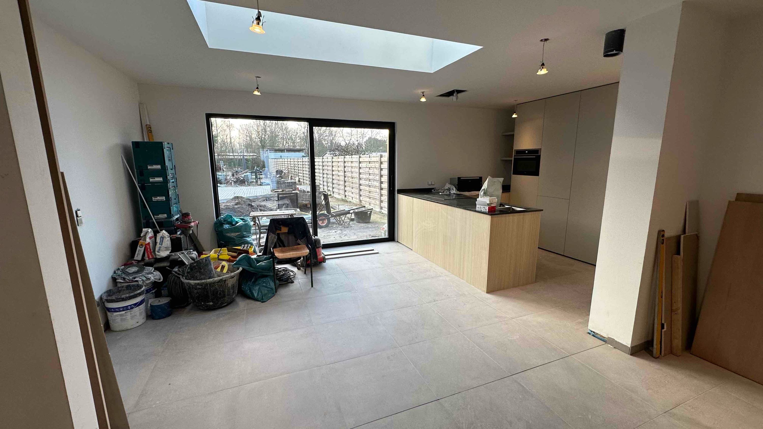 Nieuwbouwwoning met 2 slaapkamers en terras. foto 2