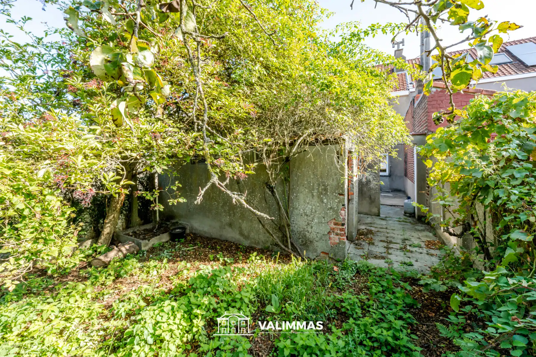 Degelijke, maar nog op te knappen woning met grote tuin... foto 14