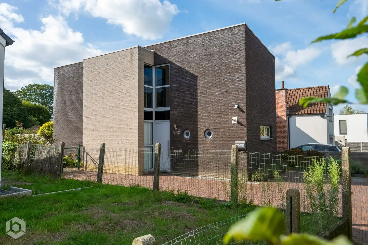 Hoofdfoto van de publicatie: Instapklare woning met 2 slpkrs en ruime tuin te Beerzel