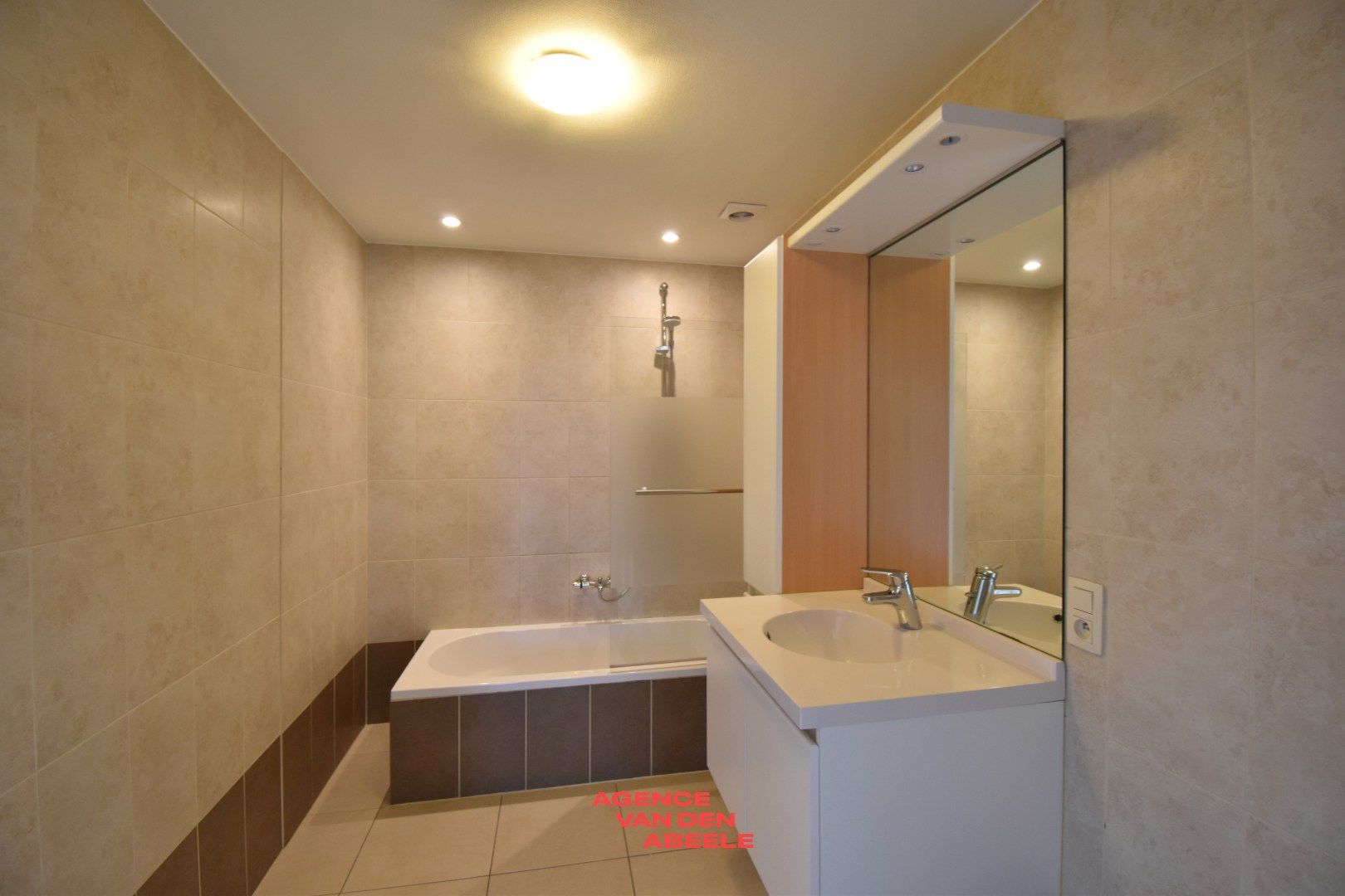 Zeer mooi appartement in centrum Moerbrugge! foto 11