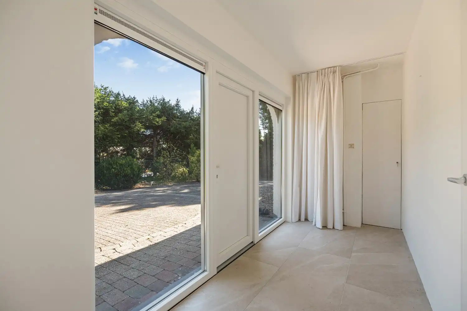 Exclusieve villa met royale leefruimtes op een unieke locatie foto 18