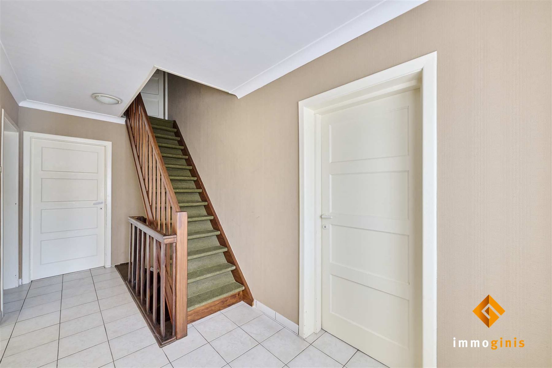 Zéér ruime woning met 5 slaapkamers en 2 badkamers op een ruim perceel van 12a40ca. Uitbreiding op zolder mogelijk! foto 17