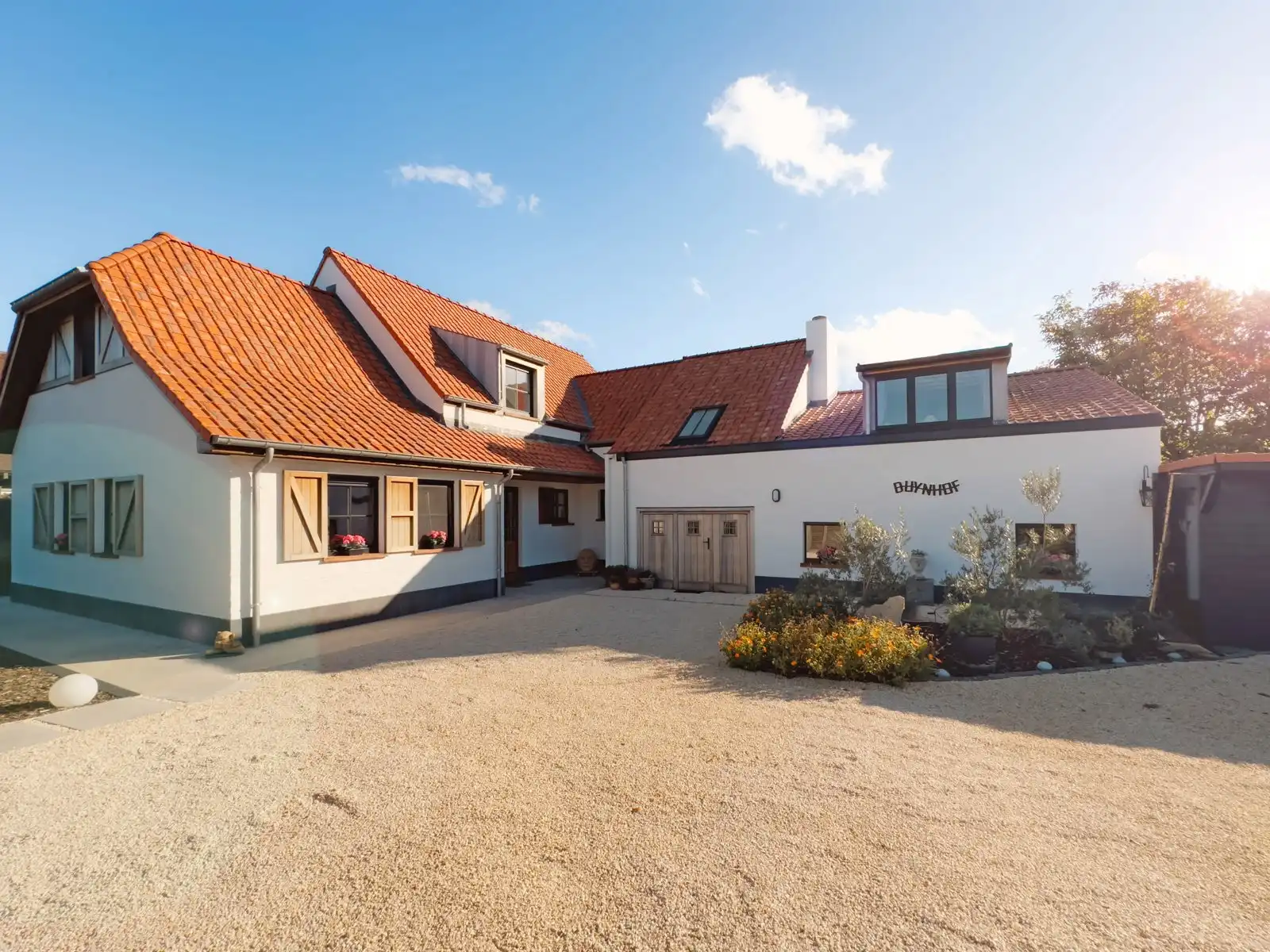 Alleenstaande woning in een residentiële omgeving foto {{pictureIndex}}