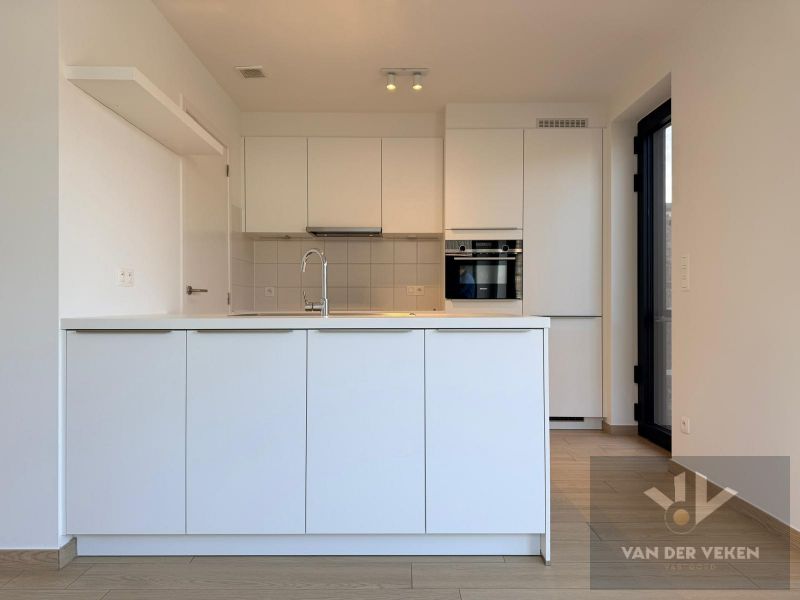 Moderne halfopen bebouwing met vier slaapkamers foto 2