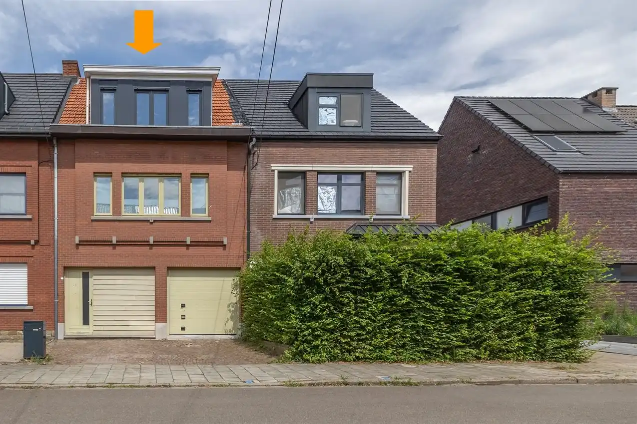 Hoofdfoto van de publicatie: Vier slaapkamers. Twee staanplaatsen. En achteraan een verrassende buitenplek met zuiderse patio-sfeer