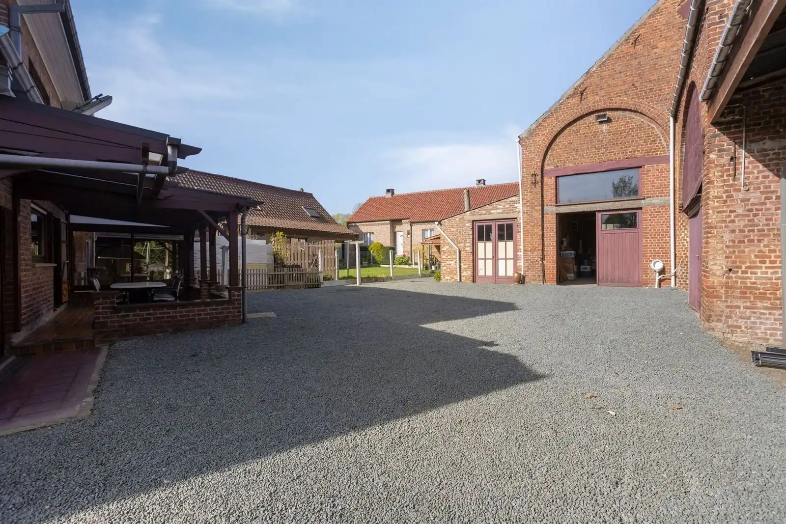 Woonhuis met tuin en grote schuren foto 26