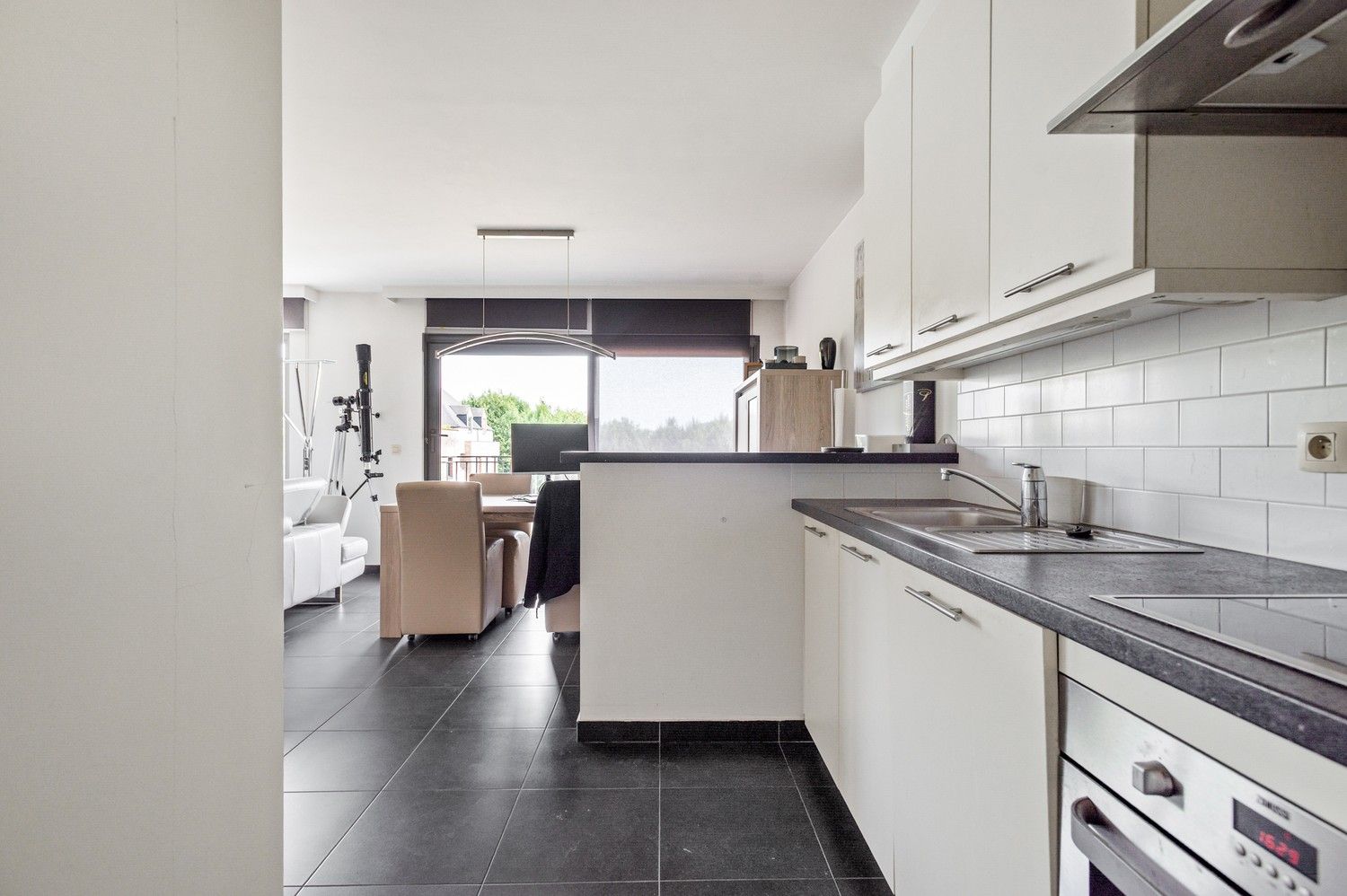Instapklaar appartement met terras en 2 slaapkamers op centrale ligging in Wijnegem foto 6