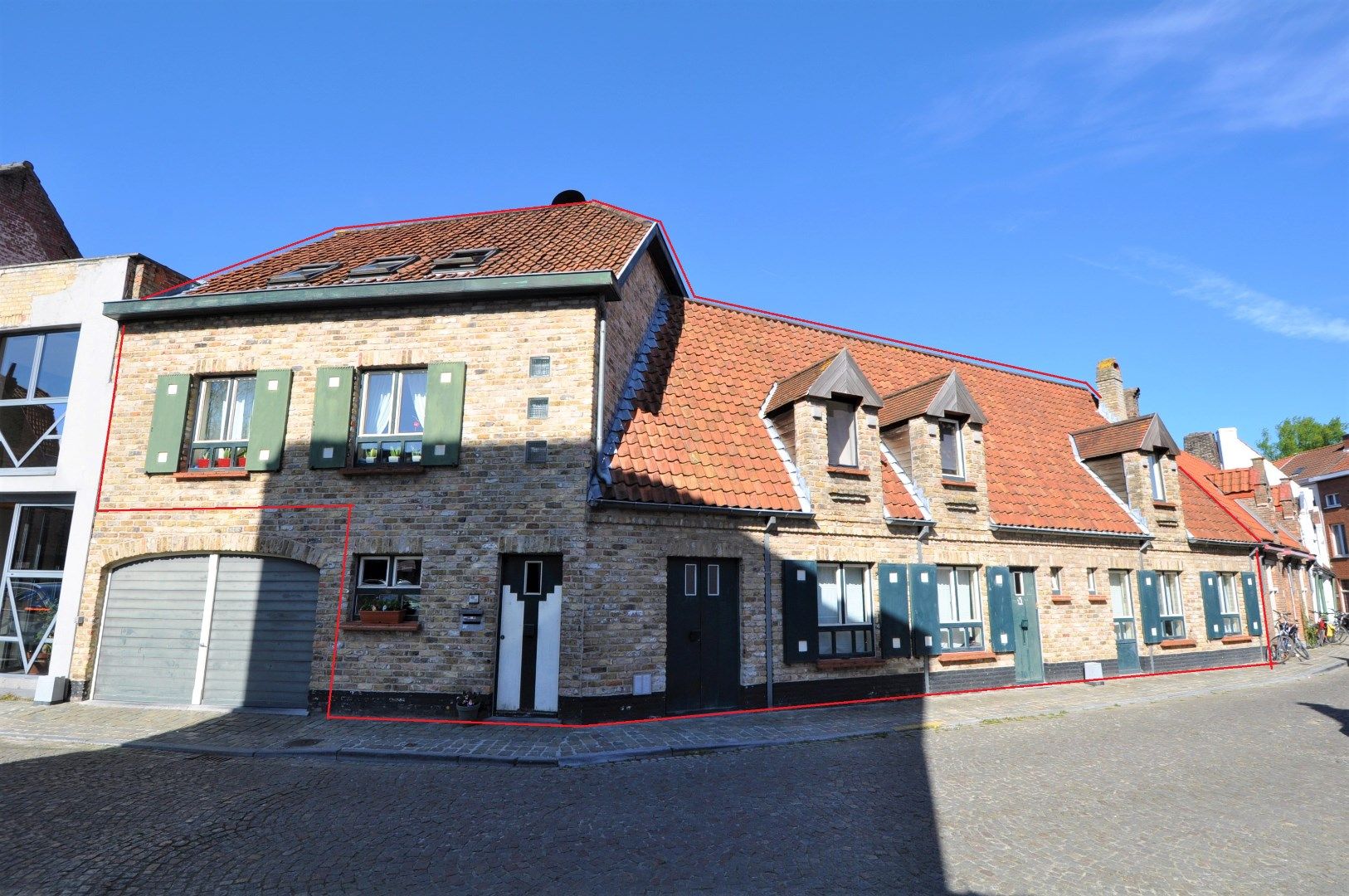 Uniek hoekpand in hartje Brugge bestaande uit een ruime stadswoning en een gebouw met 2 studioappartementen. foto 18