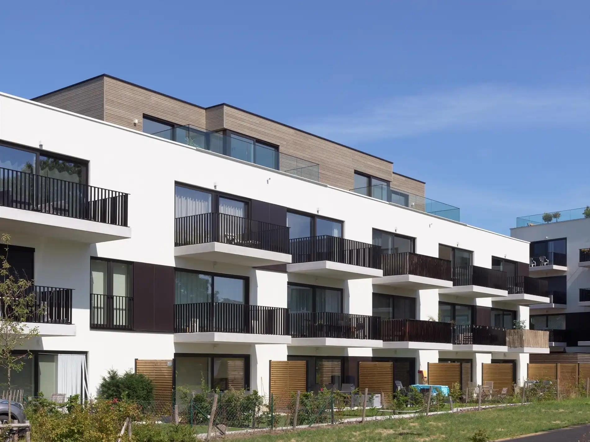 Verzorgd appartement met twee slaapkamers - terras - staanplaats - berging foto 4