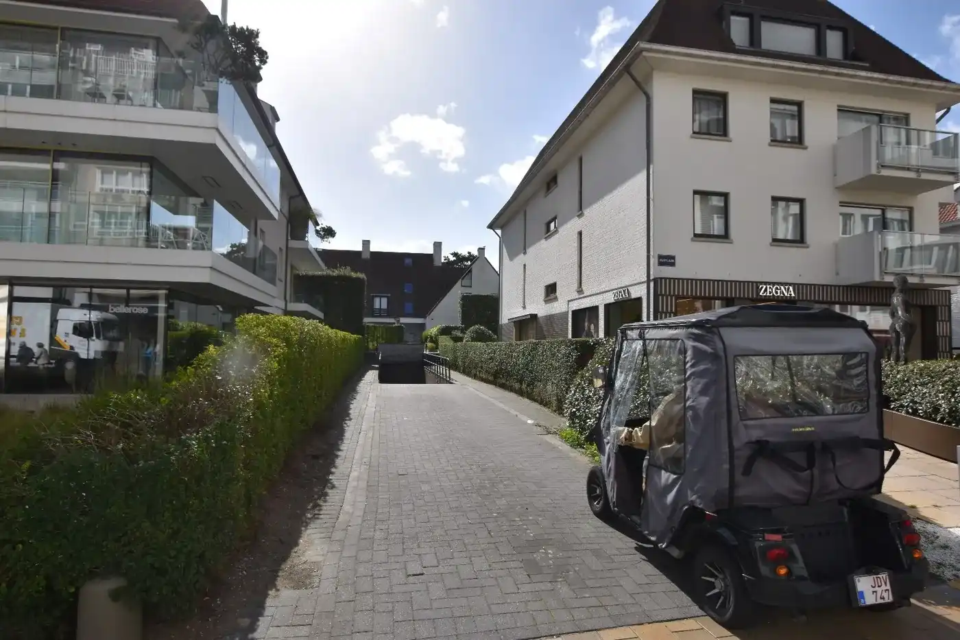 Autostaanplaats in een residentie op de Kustlaan nabij het Albertplein foto 2