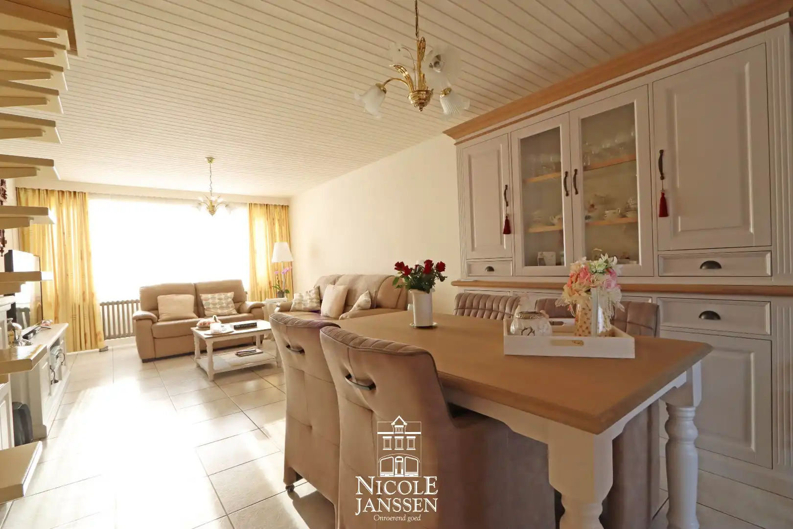 Halfopen gezinswoning met 4 slaapkamers, garage en tuintje foto 8