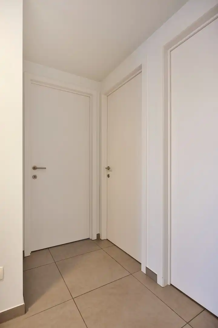 Ruim en lichtrijk appartement met 2 slaapkamers, terras en autostaanplaats vlakbij autostrade - EPC 108 kWh/m² foto 11