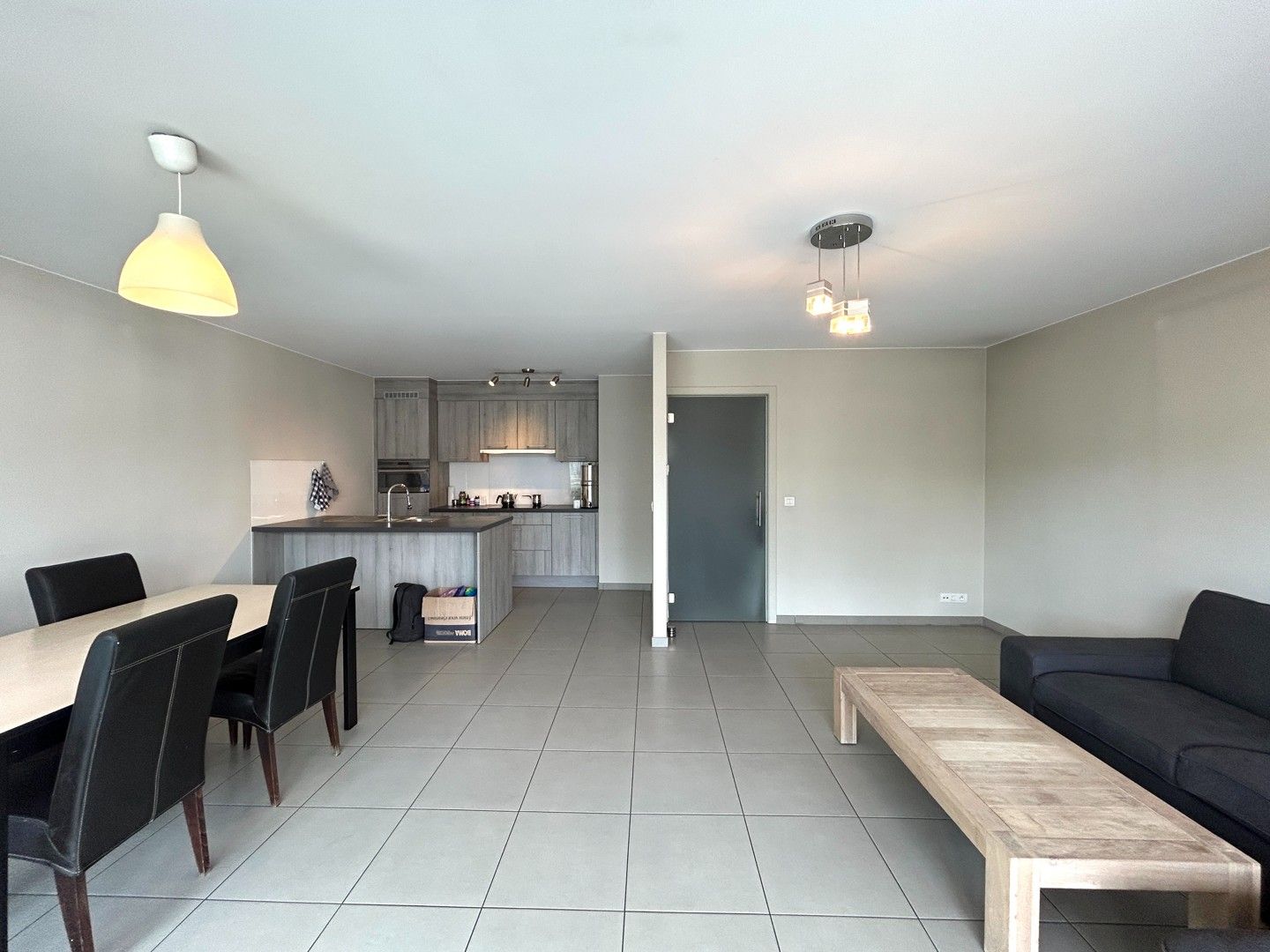 Instapklaar twee-slaapkamerappartement met 2 terrassen te centrum Roeselare! foto 2