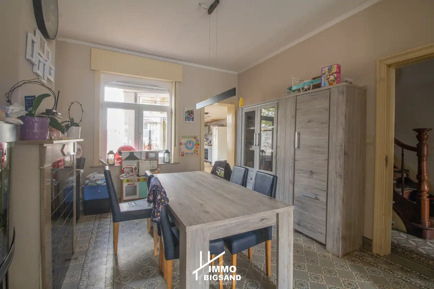 Halfopen woning met 4 slaapkamers, zijwaartse diepe oprit met garage en ruime tuin op 385 m² te Gullegem foto 6