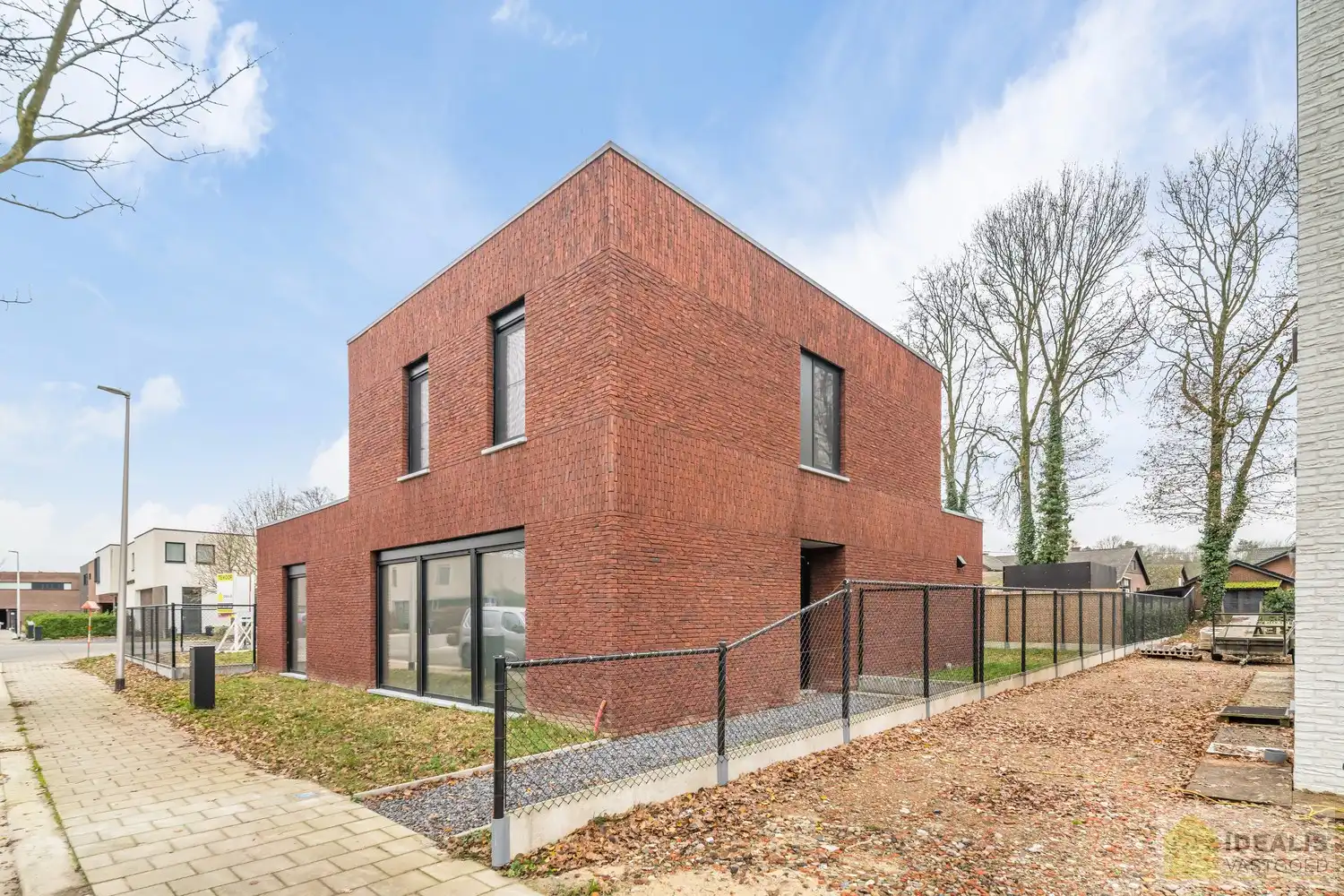 PRACHTIGE NIEUWBOUWWONING (2% REGISTRATIERECHTEN MOGELIJK!) MET EEN HEERLIJK LICHTRIJKE WOONKAMER MET OPEN KEUKEN, RUIME BERGING, BUREEL, 3 SLAAPKAMERS, RUIME DRESSING EN RUIME BADKAMER VOORZIEN VAN ALLE COMFORT! EEN HEERLIJK RUIM HUIS MET EEN NAAR WENS AAN TE LEGGEN TUIN, OP EEN GEGEERDE LOCATIE NABIJ HET CENTRUM VAN PEER! foto 3