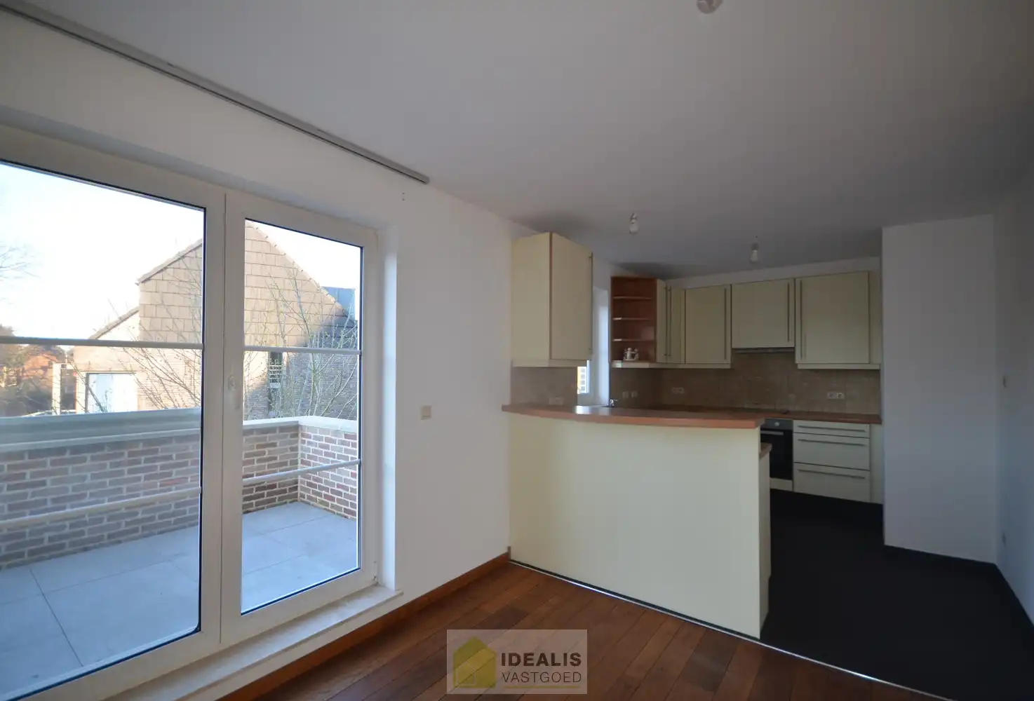 IDEALIS VASTGOED  - Ruim en aangenaam gerenoveerd appartement pal in het centrum van Berbroek (Herk-de-Stad)! Het appartement is gelegen middenin in het centrum, op wandelafstand van scholen, supermarkten, horeca en sportcentra. Het appartement biedt verder een fijne leefruimte met open keuken, 2 rustige slaapkamers, een prettige badkamer en een terras. Tevens kan men gemakkelijk parkeren in een afzonderlijke garagebox. foto 4