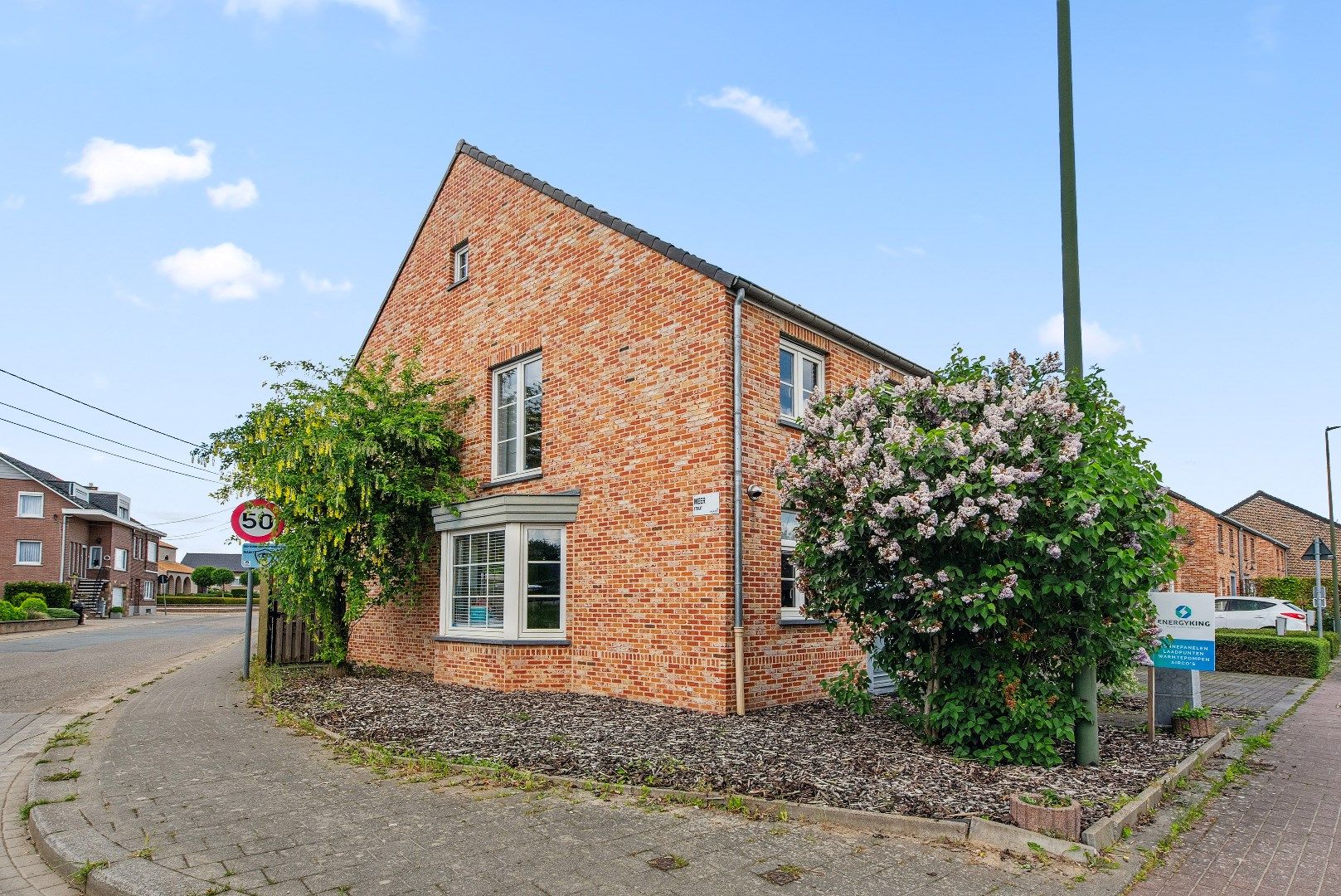 Gezinswoning in pastoriestijl met garage en 4 slaapkamers foto 3