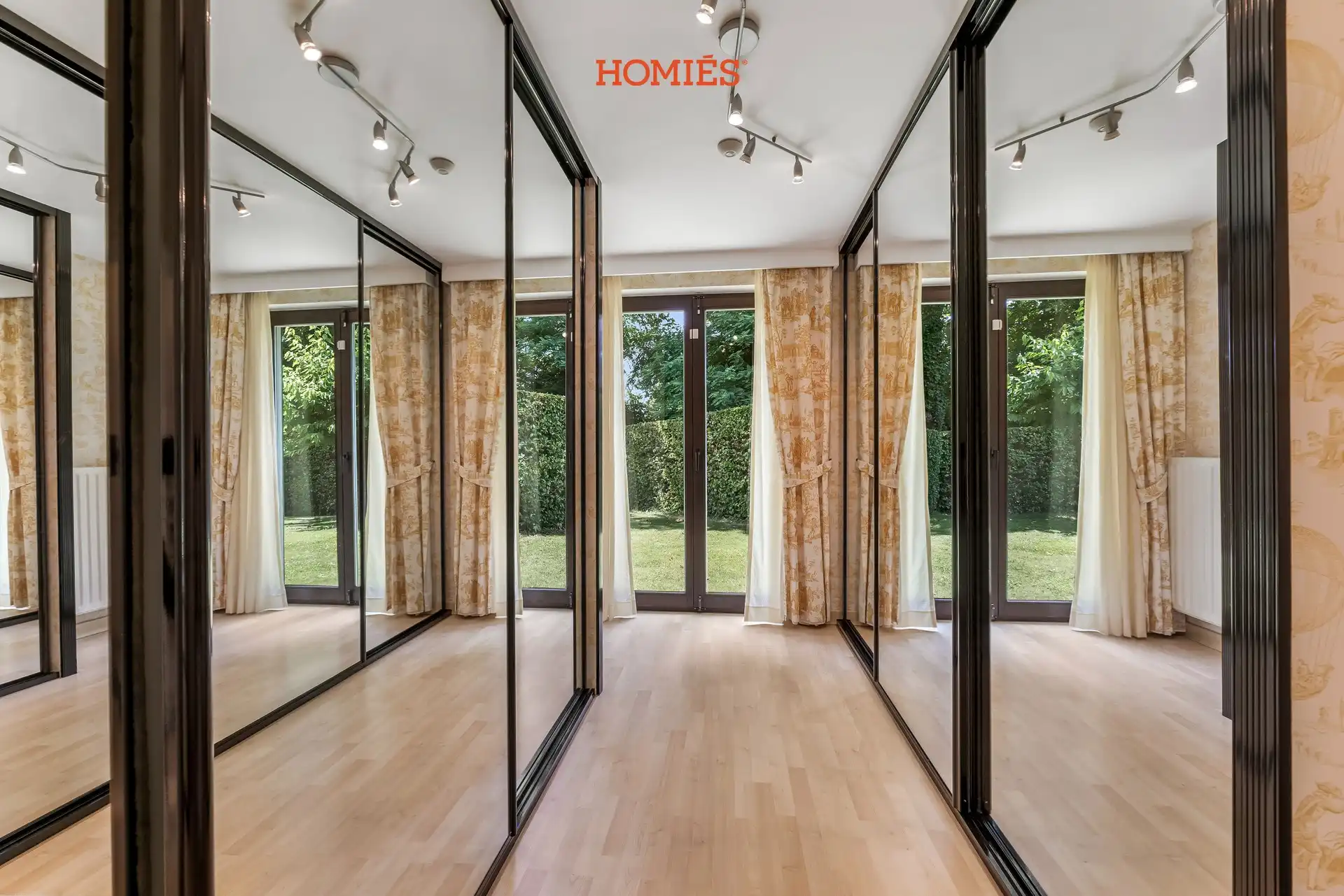 Ruim gelijkvloersappartement met zonnige privatieve tuin en veel privacy foto 8