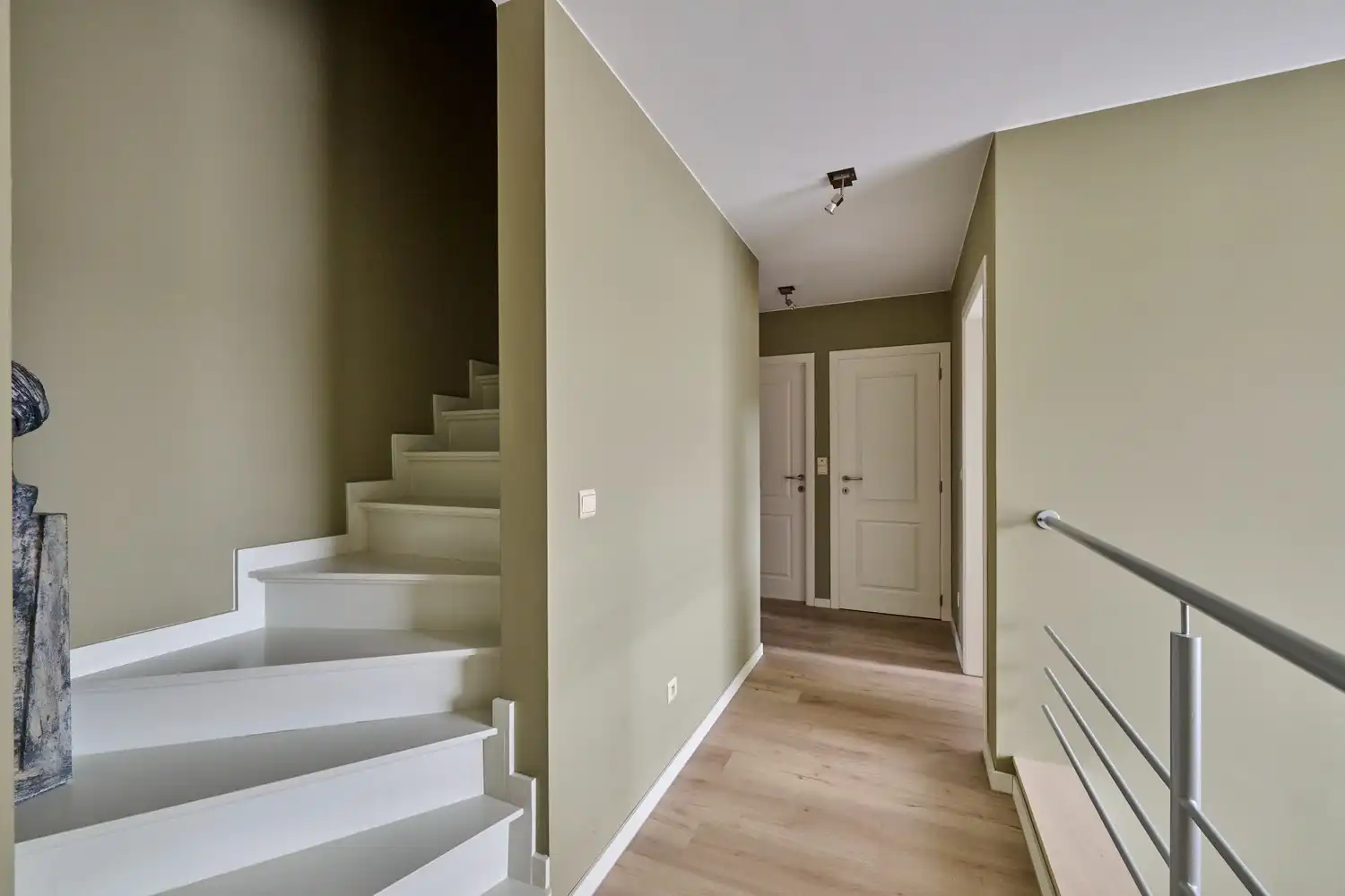 Prachtige instapklare villa met heerlijke leefruimtes voorzien van alle comfort, 4 slaapkamers, 3 badkamers, een perfect aangelegde tuin in alle privacy foto 16