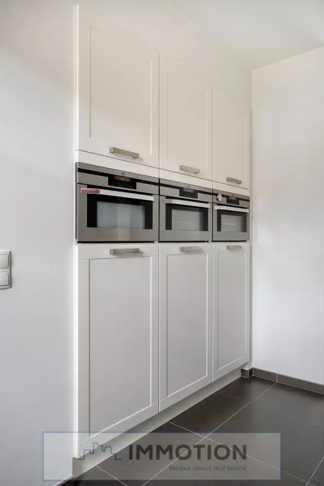Ruime gezinswoning te huur in Heule - met 4 slaapkamers, 2 garages en een handige indeling! foto 9