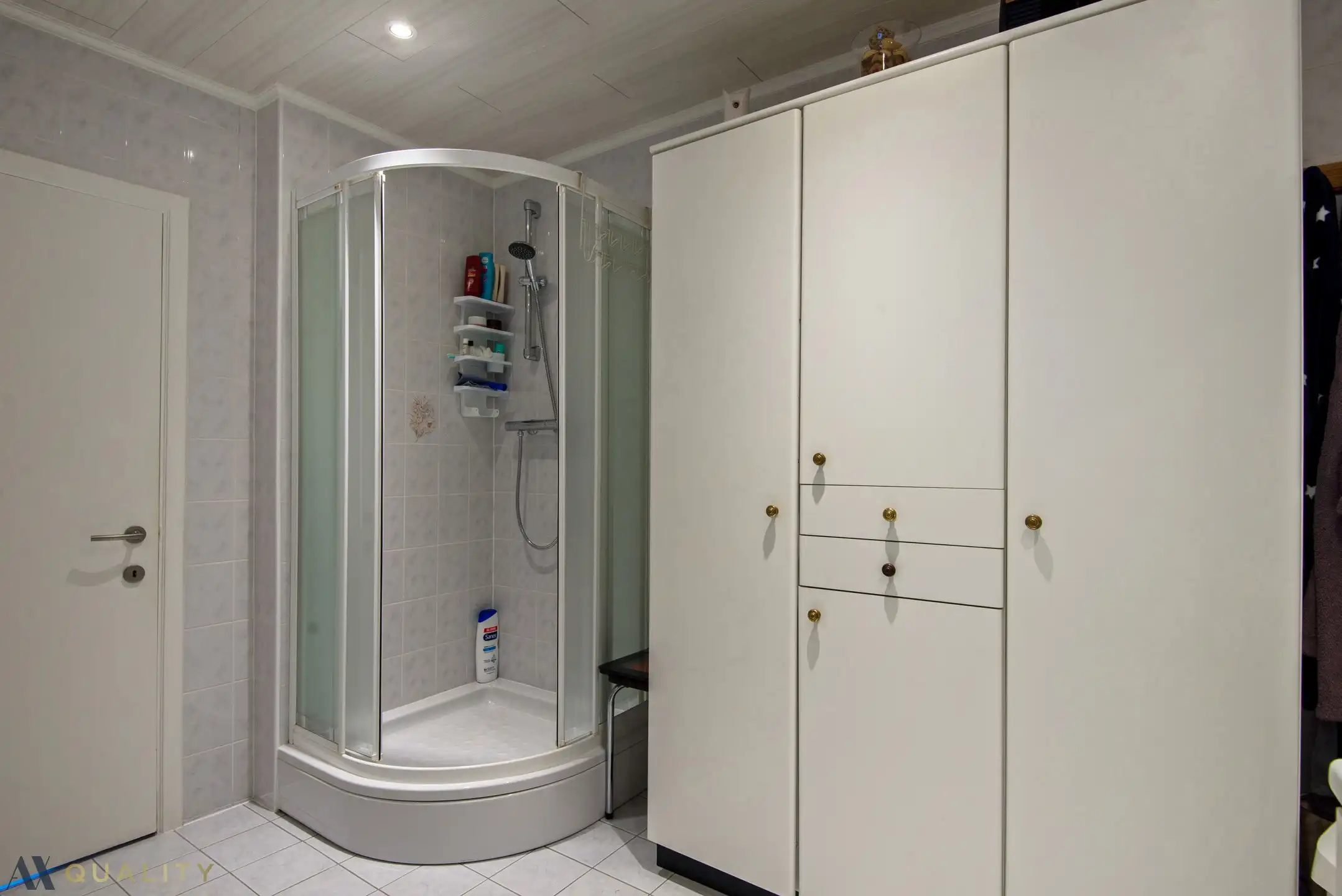 Deze instapklare ééngezinswoning met 3 slpk., ruime koer (146 m²), garage (26 m²) en diverse bergruimtes op een terrein van 301 m² foto 15