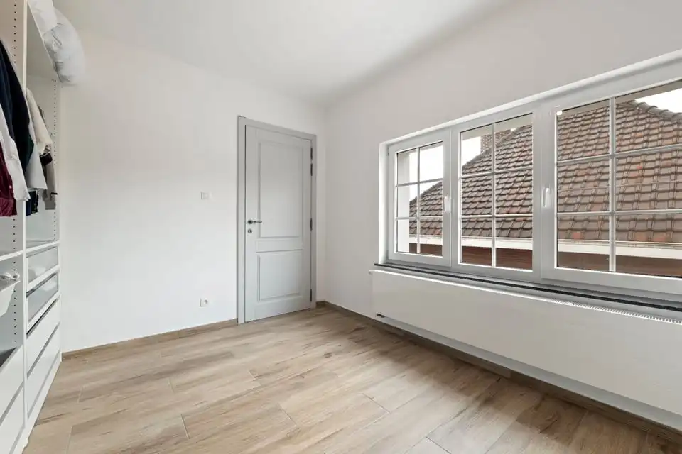 RUIME, GERENOVEERDE OPEN BEBOUWING MET 6 SLKS EN KNAPPE TUIN IN ALKEN foto 34