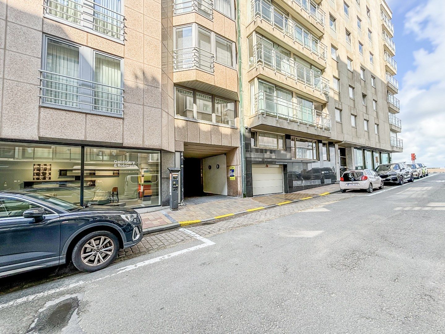 Dubbele parking gelegen in een zijstraat van de Kustlaan in het Zoute, vlakbij het Albertplein foto {{pictureIndex}}