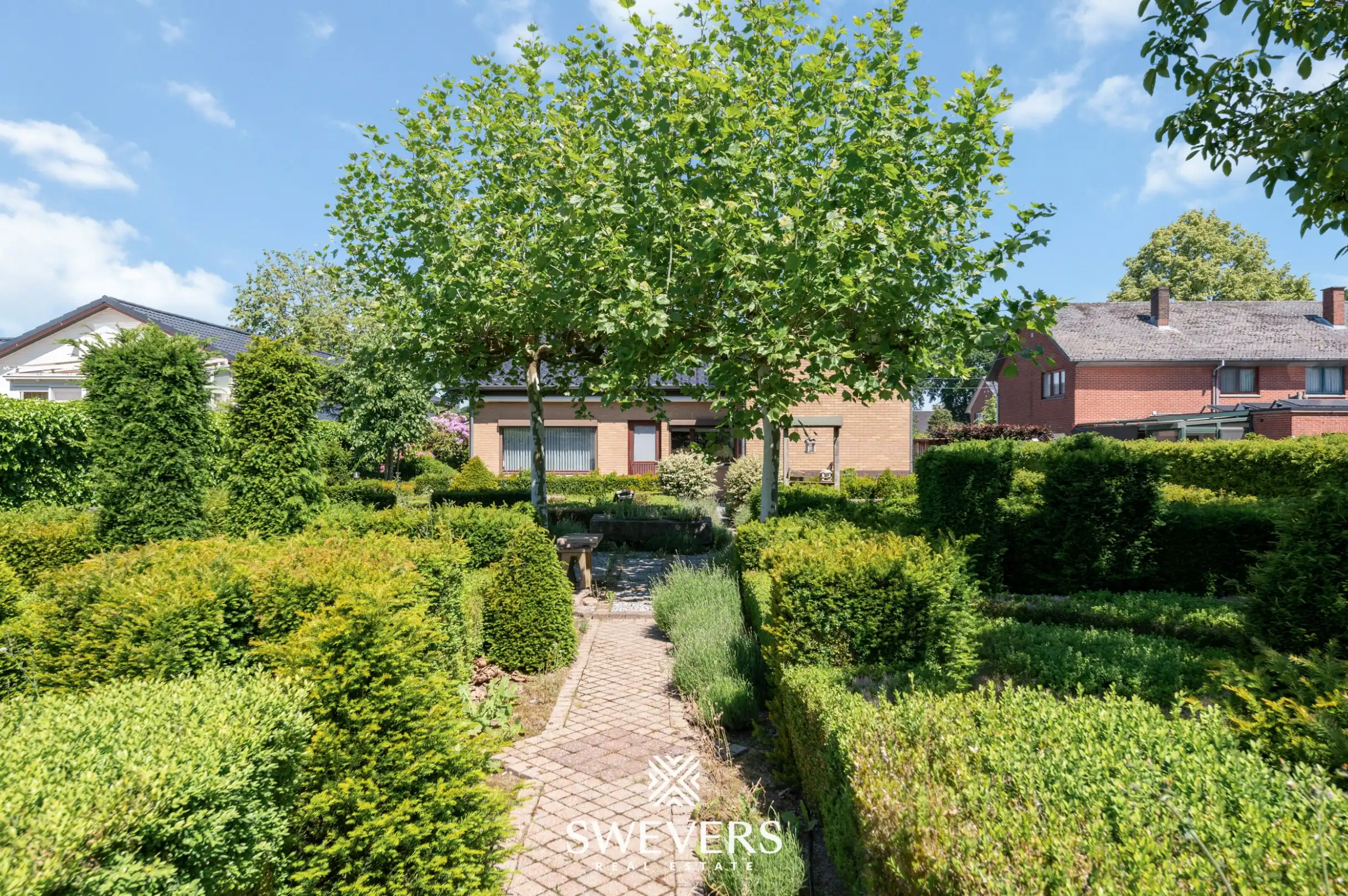 Open bebouwing met drie slaapkamers op uitzonderlijk groot perceel van 1.897 m² foto 24