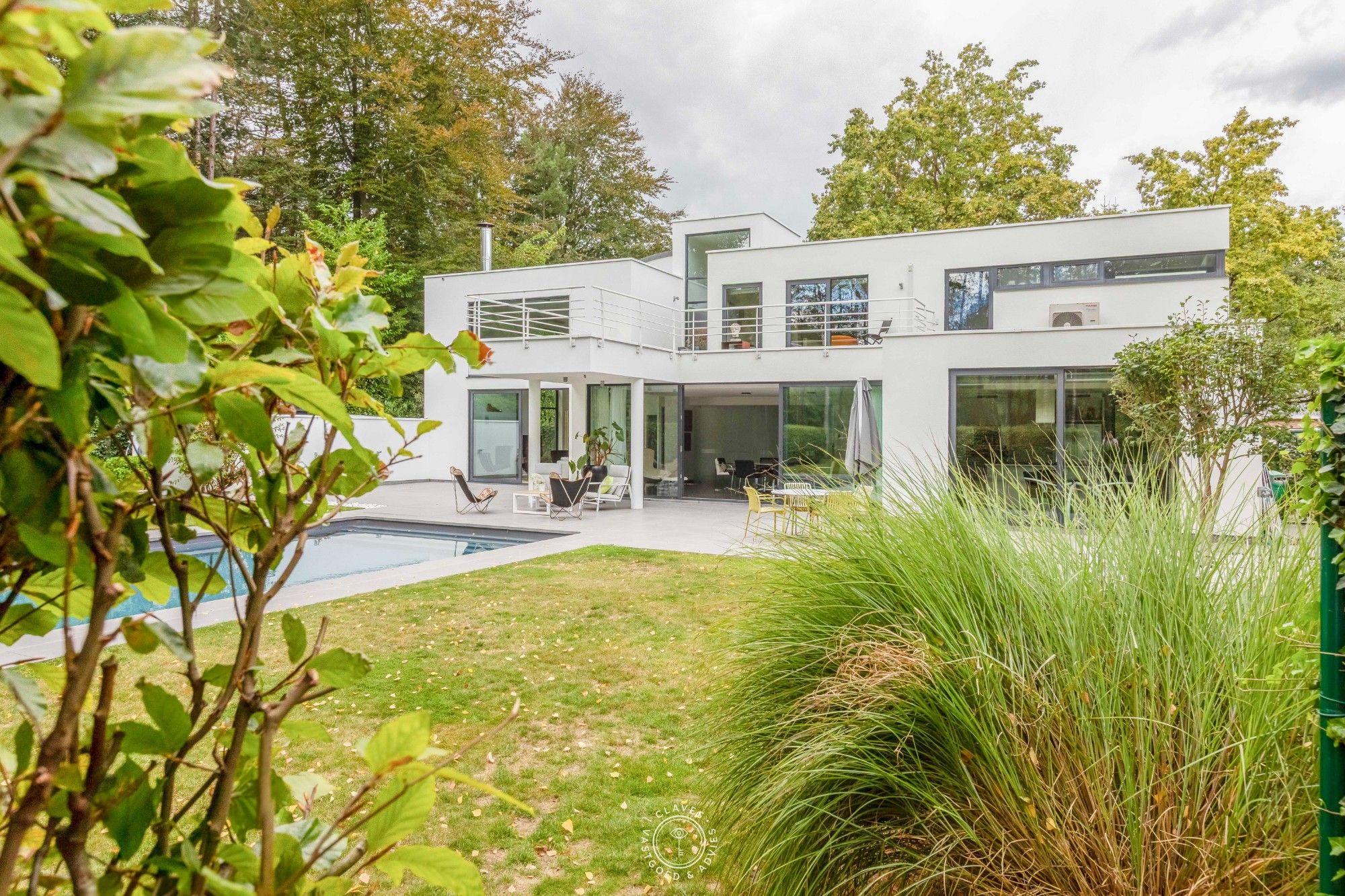 Architecturale villa met prachtige tuin en zwembad foto 28