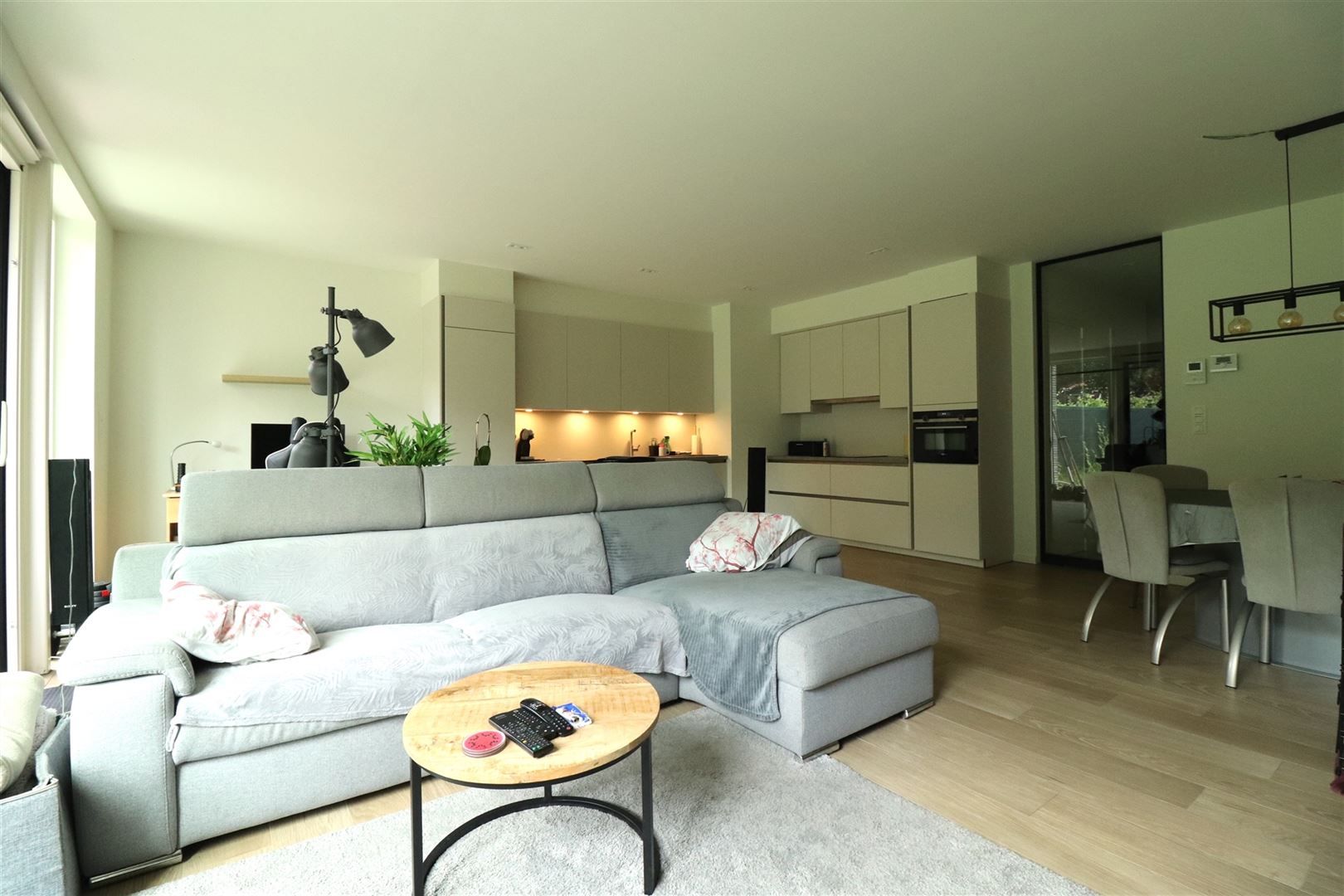 Modern gelijkvloers met groene tuin foto 4