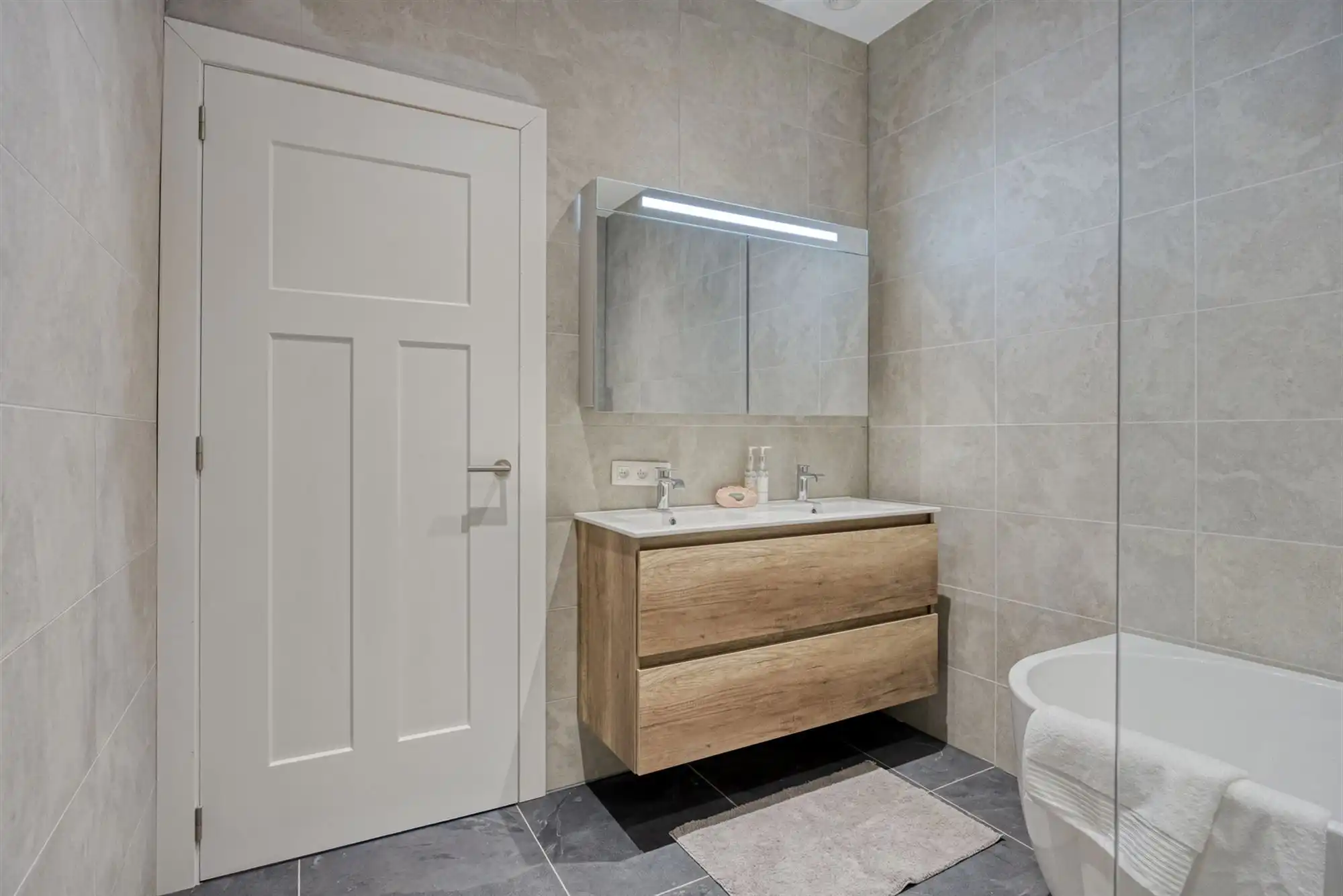 Volledig vernieuwde woning met 4 grote slaapkamers en tuin foto 25