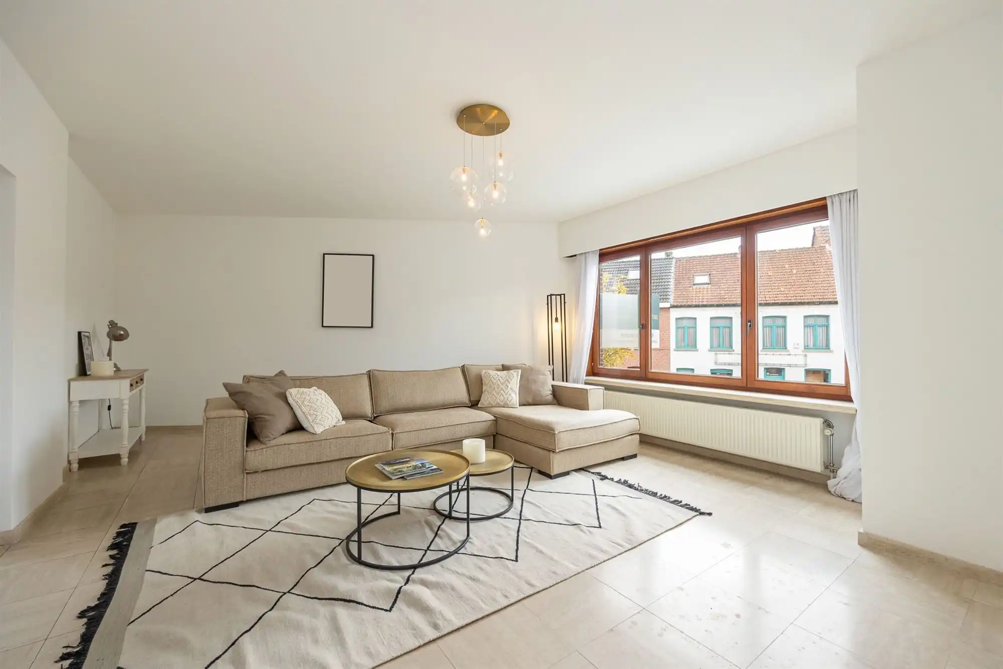 Gezinswoning woning met drie slaapkamers en tuin foto 2