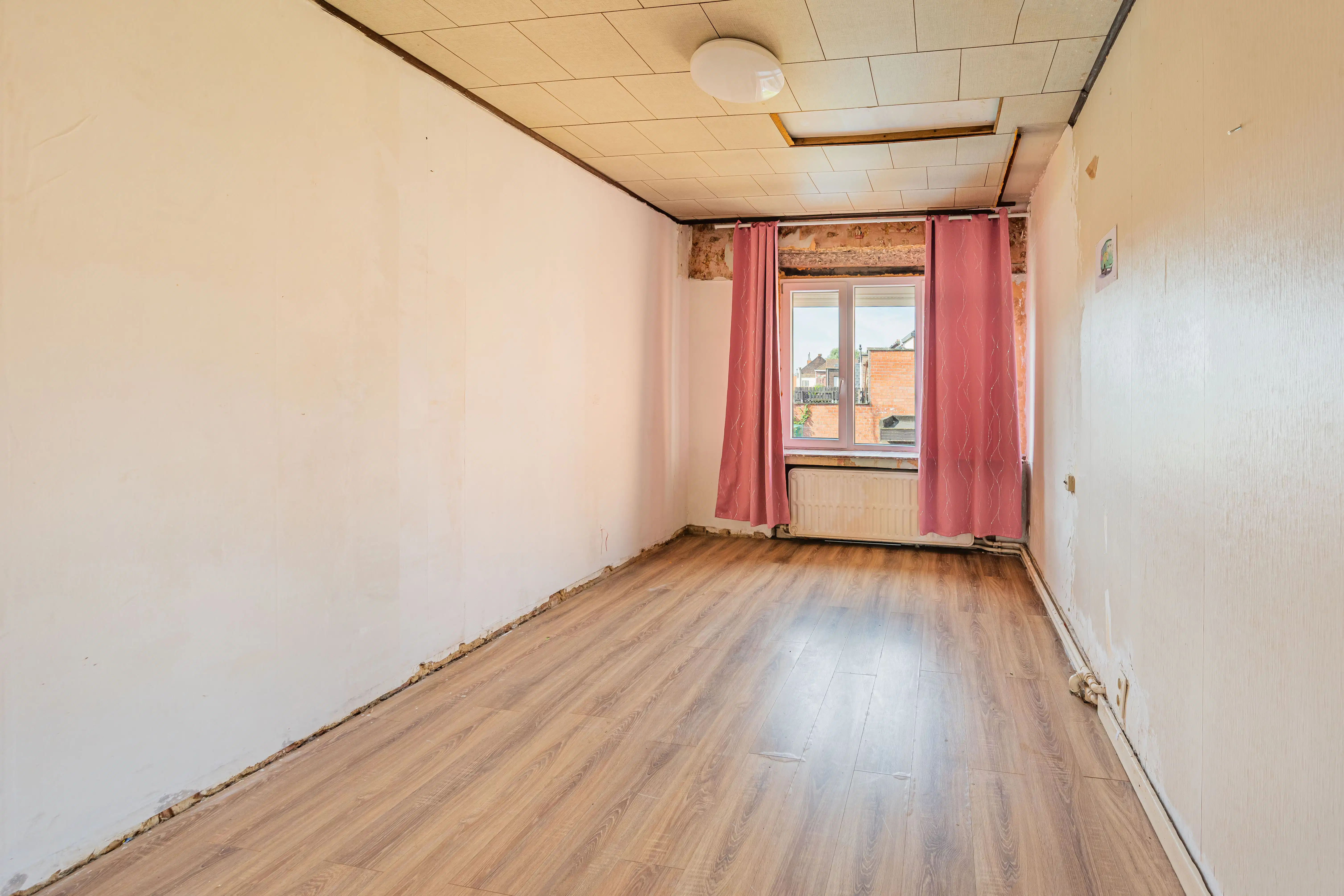 Ruime te renoveren gezinswoning met garage. foto 17