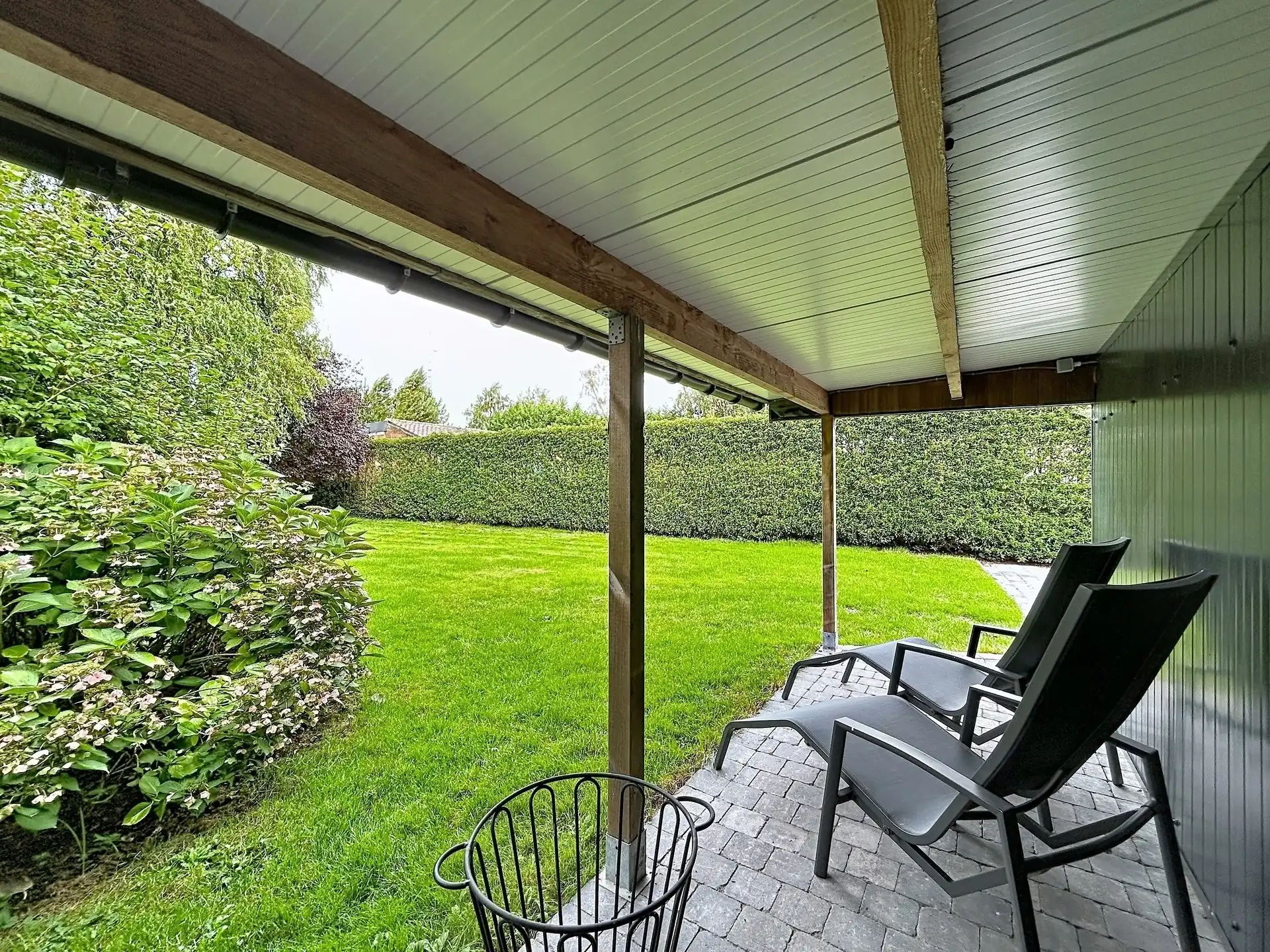 Charmante instapklare gezinswoning met 2 garages op prachtig perceel met zicht op oneindig. foto 7