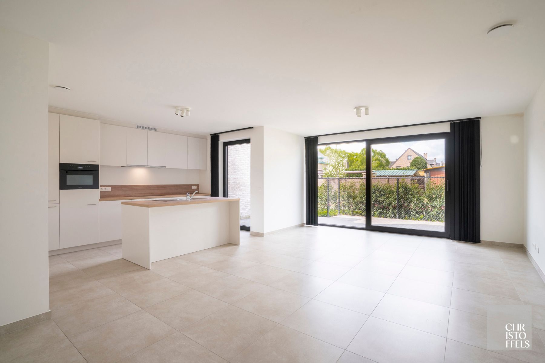 TE HUUR - Gelijkvloers nieuwbouwappartement in Zutendaal-centrum!  foto {{pictureIndex}}