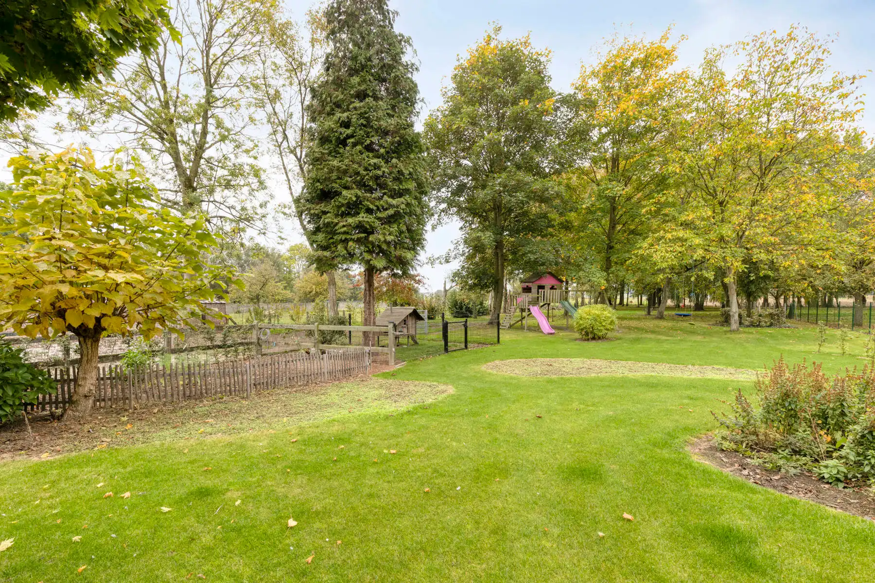 Gerenoveerde hoeve met bijgebouwen en 8 stallen. foto 25