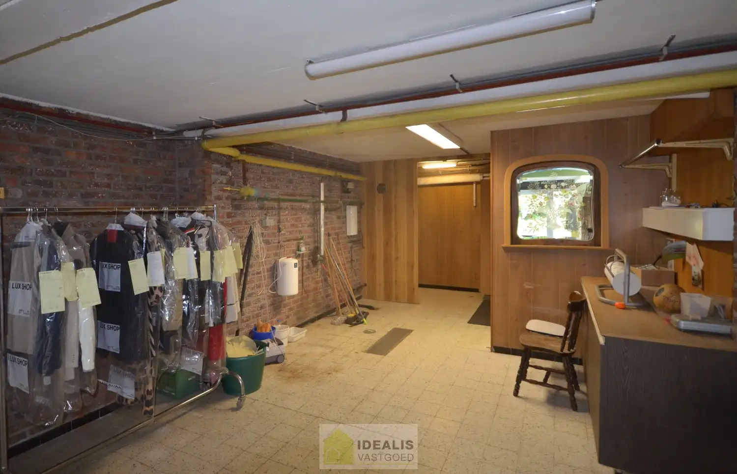 IDEALIS VASTGOED - Handelspand van +-185m² op een gunstige commerciële locatie, de Peltanusstraat te Pelt (Overpelt) met ruim voldoende parkeergelegenheid in de omgeving. foto 7