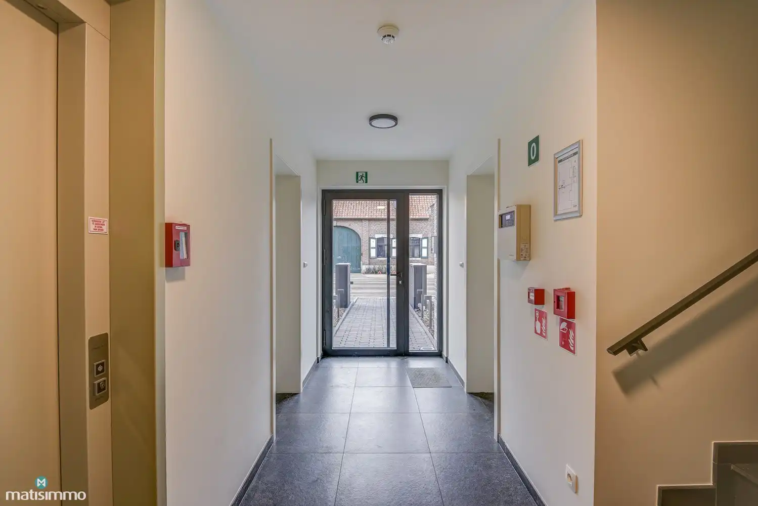 RUIM NIEUWBOUW APPARTEMENT MET 2 SLAAPKAMERS, TERRAS, GARAGE, AUTOSTAANPLAATS EN KELDERBERGING TE BEVERST foto 4