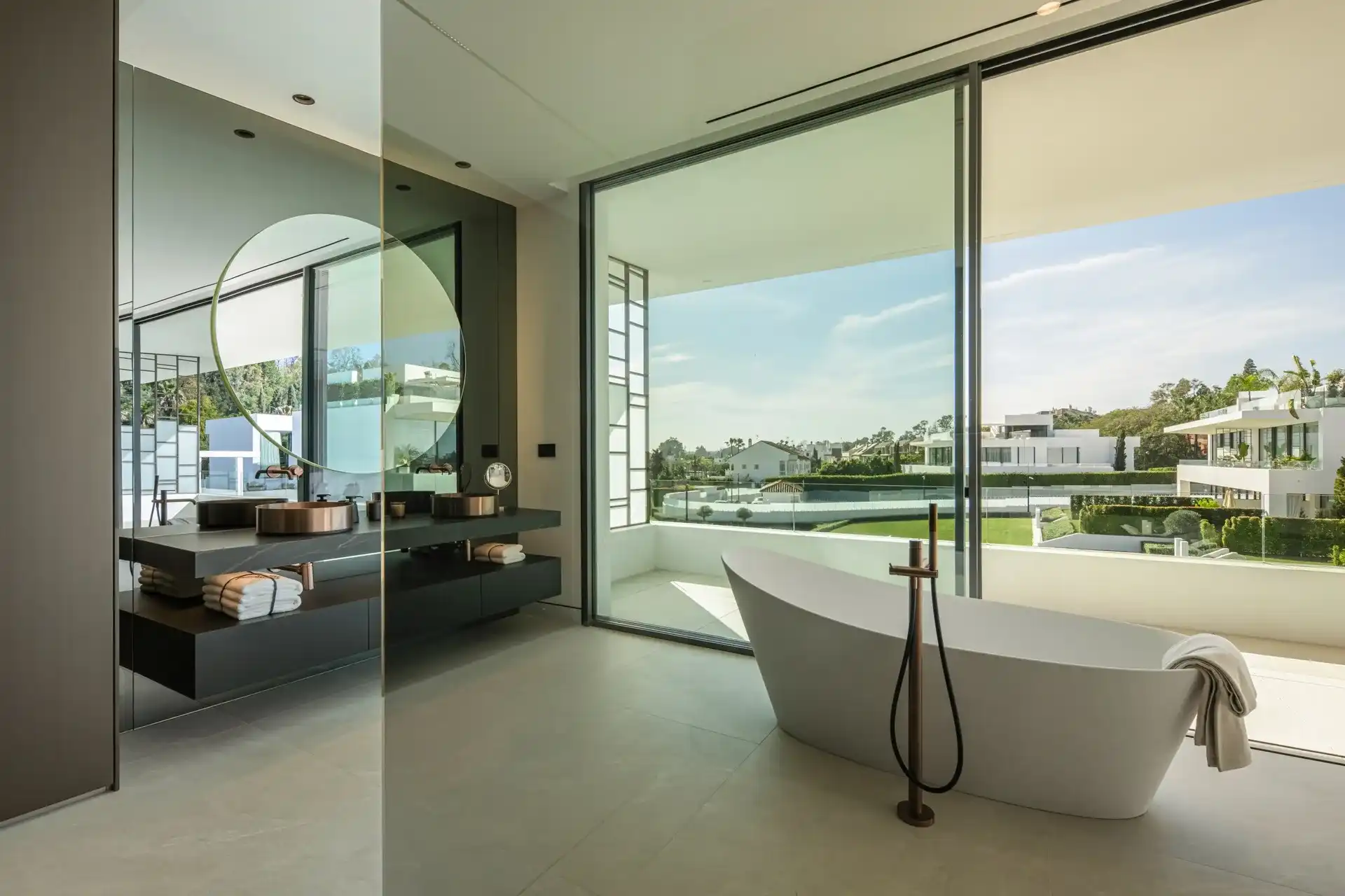 Exclusieve villa met resortgevoel in het meest prestigieuze deel van Marbella foto 25