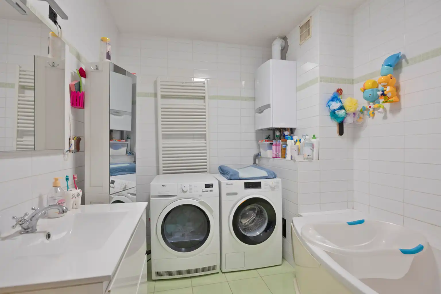 Instapklaar 1 slaapkamer lichtrijk en modern hoekappartement foto 11