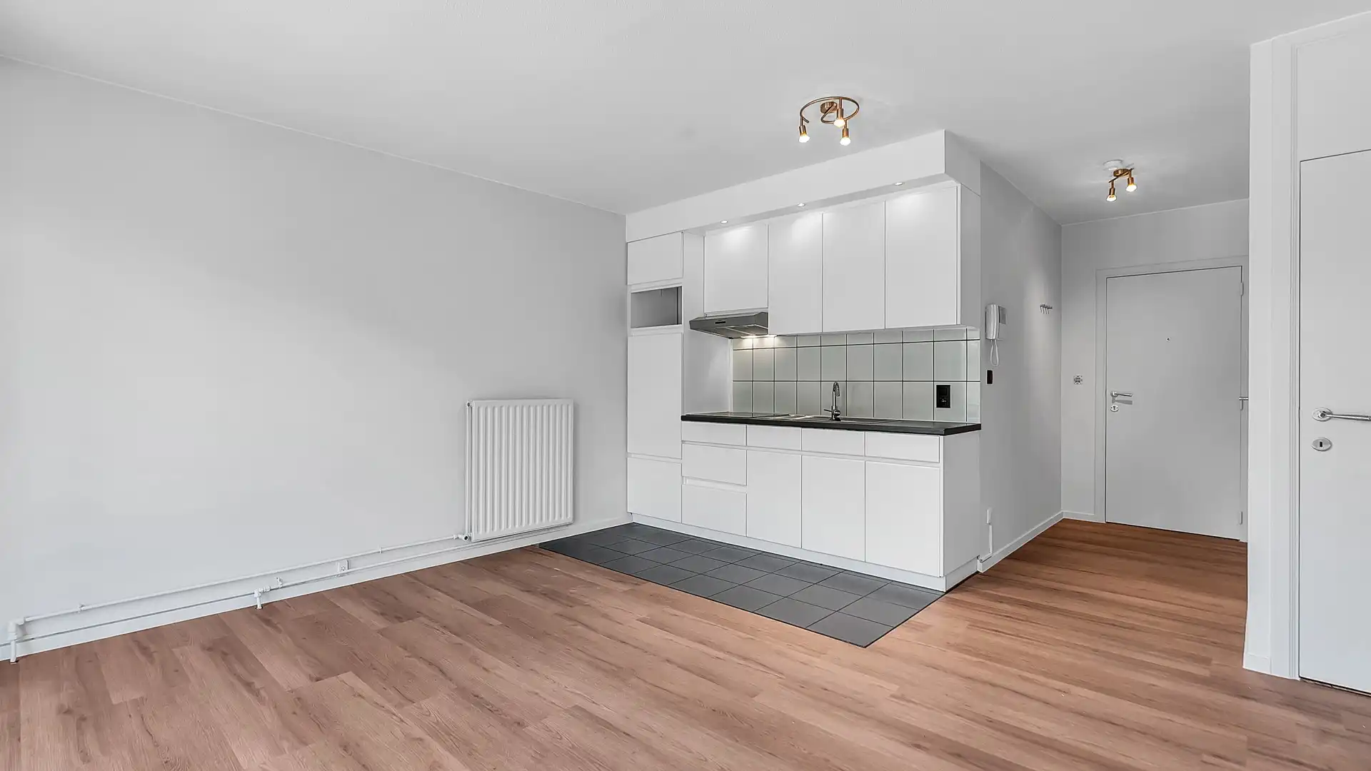 Instapklaar appartement met garage in Genk foto 3