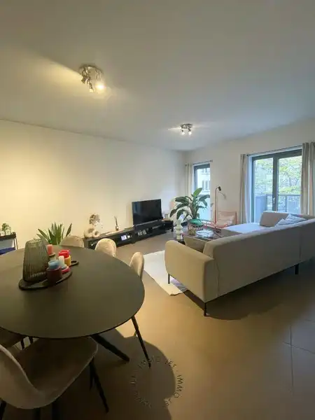 Perfect gelegen, recent appartement met twee slaapkamers foto 4