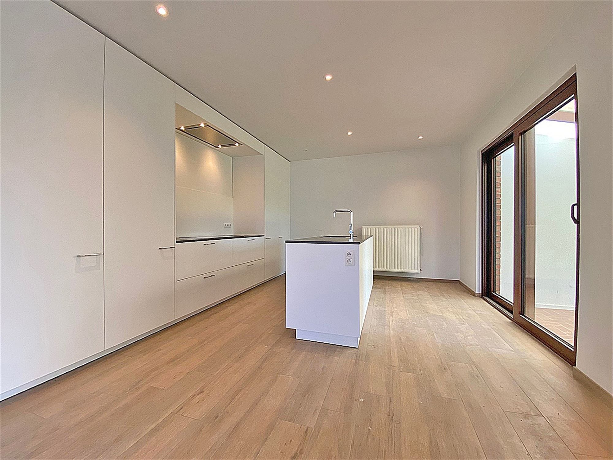 Ruime VERNIEUWDE HALFOPEN BEBOUWING met 4 SLAAPKAMERS ... foto 8