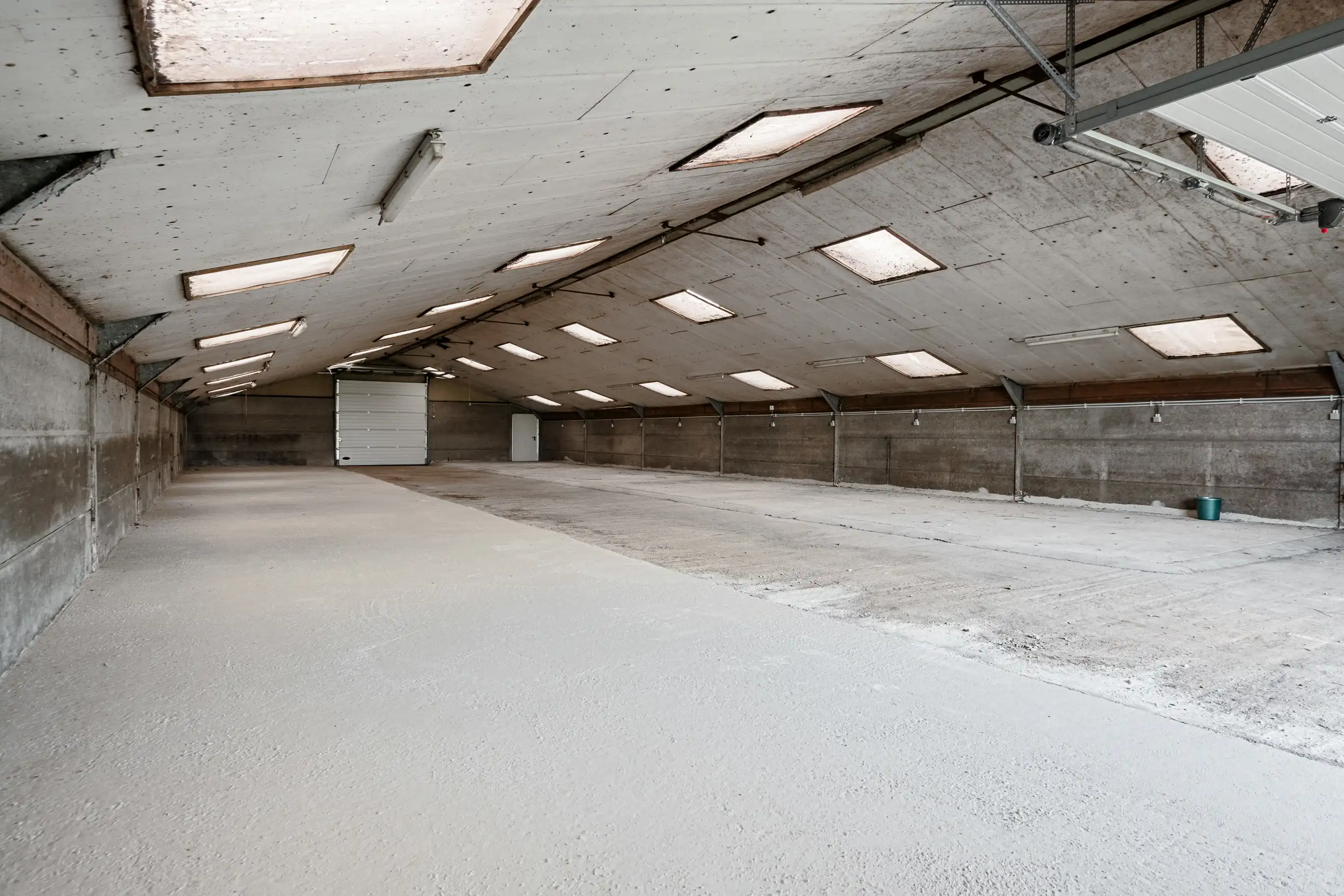 Tijdloze landbouwwoning met drie loodsen foto 19