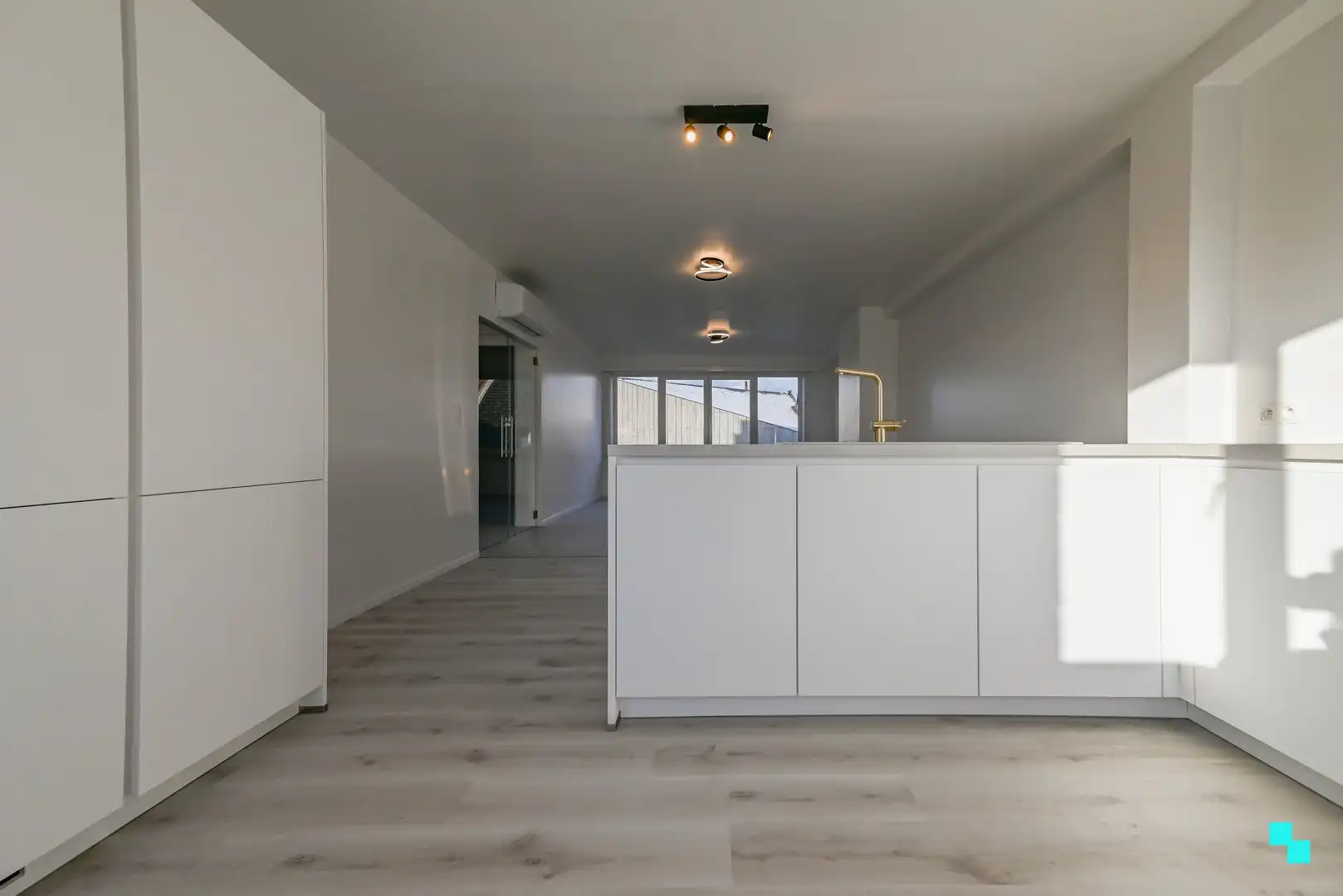 Gerenoveerd appartement met twee slaapkamers in centrum Tielt foto 7